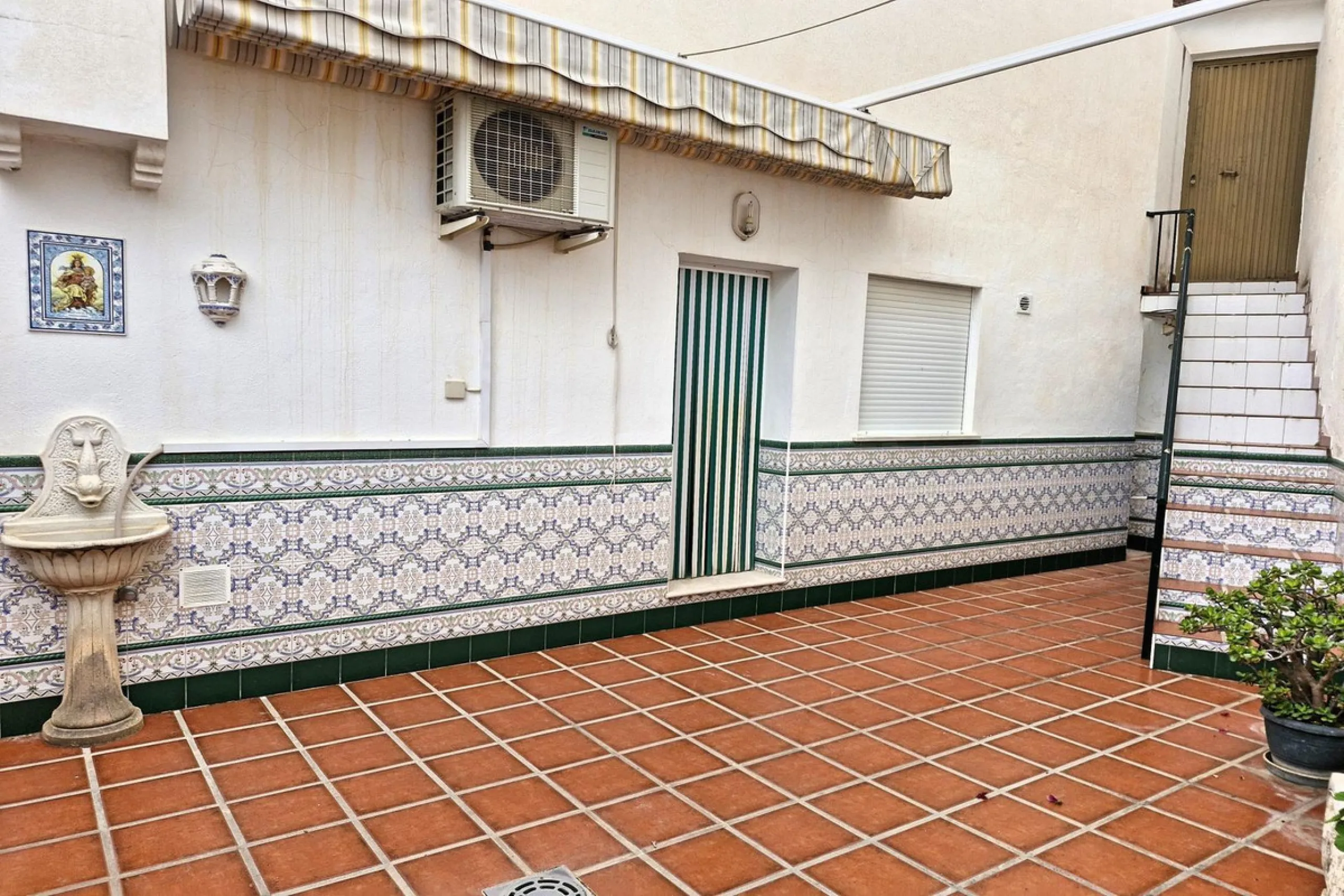 Spacious 7-Bedroom Townhouse with Garage, Garden, Wine Cellar & Panoramic Roof Terrace in Guaro Village.