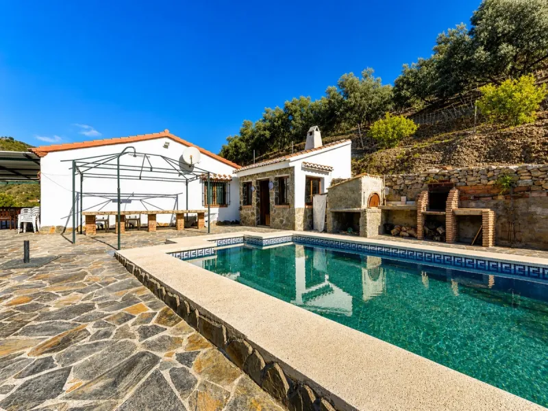 Nestled in the gentle hills below Cómpeta, with sweeping views of the surrounding mountains, this charming country house in traditional Andalusian style offers a peaceful retreat for nature lovers and those seeking tranquility. The single-storey house fea