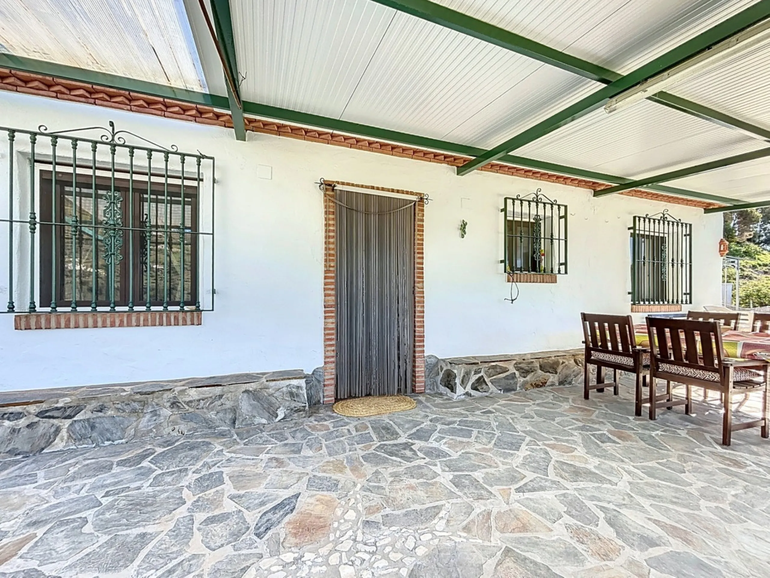Nestled in the gentle hills below Cómpeta, with sweeping views of the surrounding mountains, this charming country house in traditional Andalusian style offers a peaceful retreat for nature lovers and those seeking tranquility. The single-storey house fea