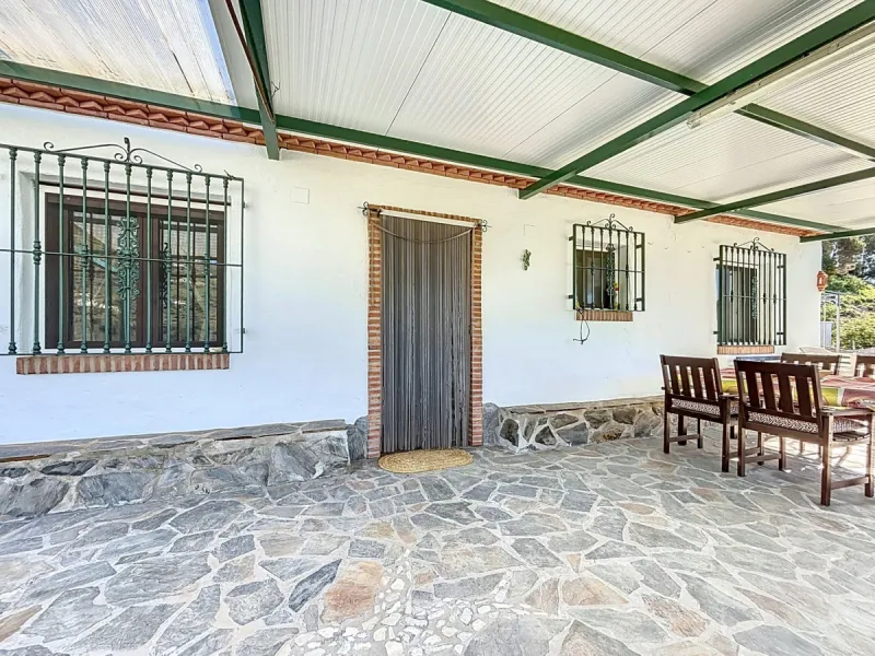 Nestled in the gentle hills below Cómpeta, with sweeping views of the surrounding mountains, this charming country house in traditional Andalusian style offers a peaceful retreat for nature lovers and those seeking tranquility. The single-storey house fea