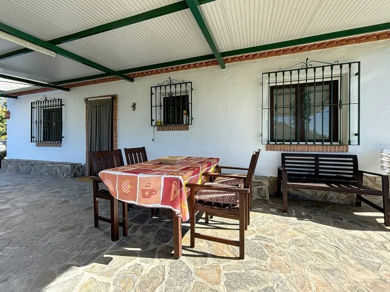 Nestled in the gentle hills below Cómpeta, with sweeping views of the surrounding mountains, this charming country house in traditional Andalusian style offers a peaceful retreat for nature lovers and those seeking tranquility. The single-storey house fea