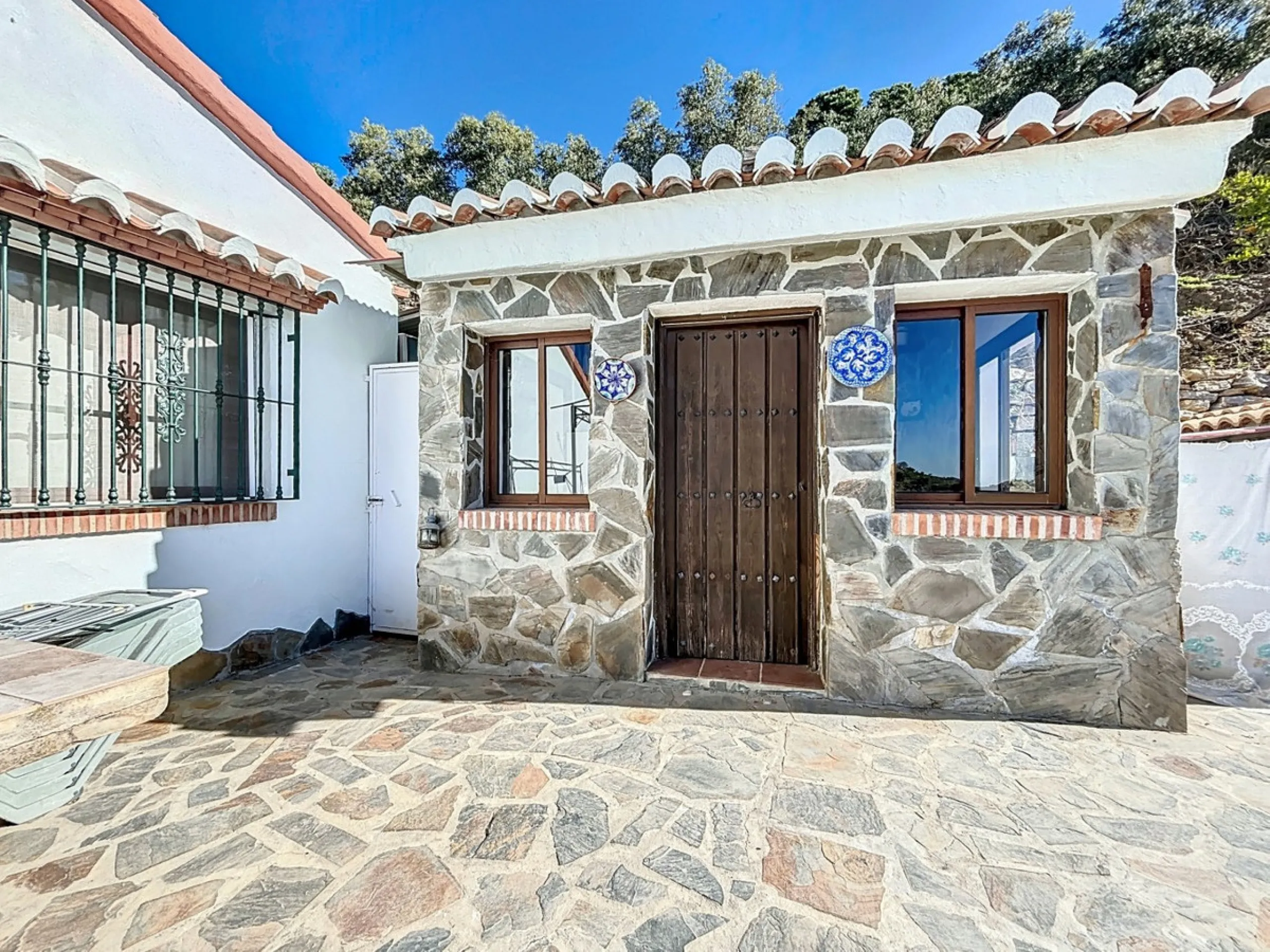 Nestled in the gentle hills below Cómpeta, with sweeping views of the surrounding mountains, this charming country house in traditional Andalusian style offers a peaceful retreat for nature lovers and those seeking tranquility. The single-storey house fea