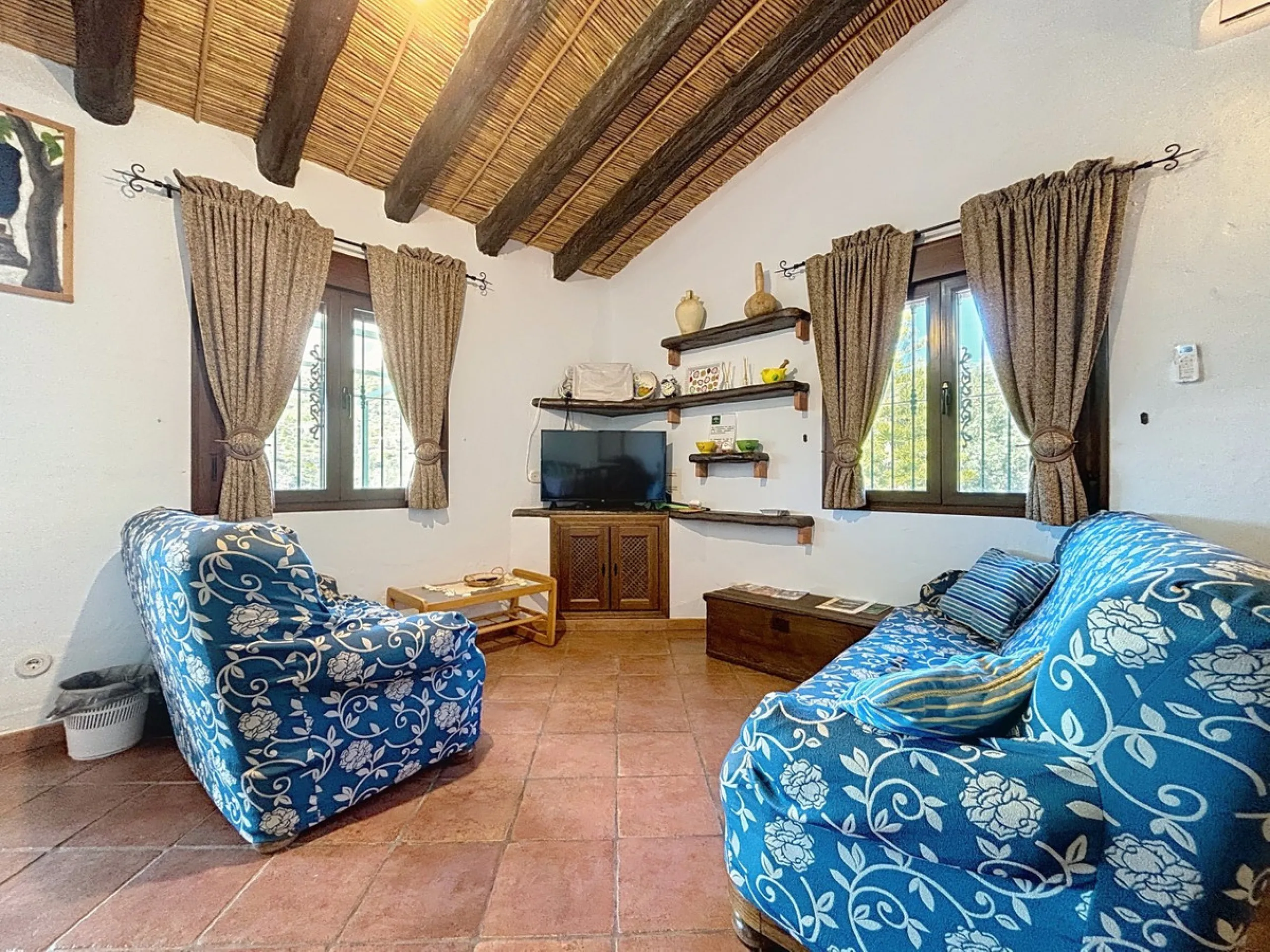 Nestled in the gentle hills below Cómpeta, with sweeping views of the surrounding mountains, this charming country house in traditional Andalusian style offers a peaceful retreat for nature lovers and those seeking tranquility. The single-storey house fea