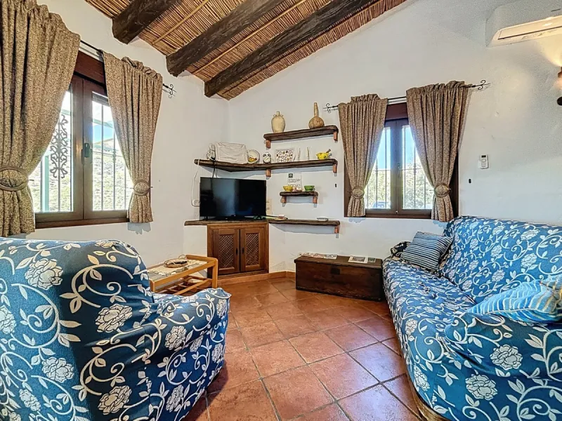 Nestled in the gentle hills below Cómpeta, with sweeping views of the surrounding mountains, this charming country house in traditional Andalusian style offers a peaceful retreat for nature lovers and those seeking tranquility. The single-storey house fea