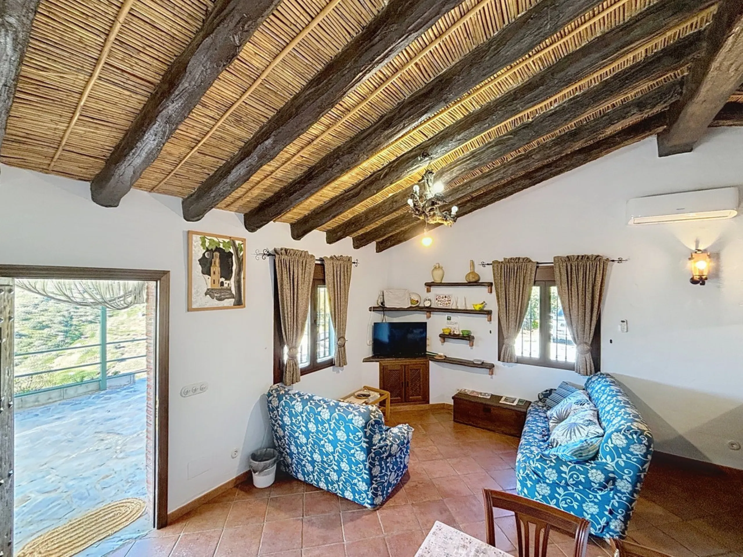 Nestled in the gentle hills below Cómpeta, with sweeping views of the surrounding mountains, this charming country house in traditional Andalusian style offers a peaceful retreat for nature lovers and those seeking tranquility. The single-storey house fea