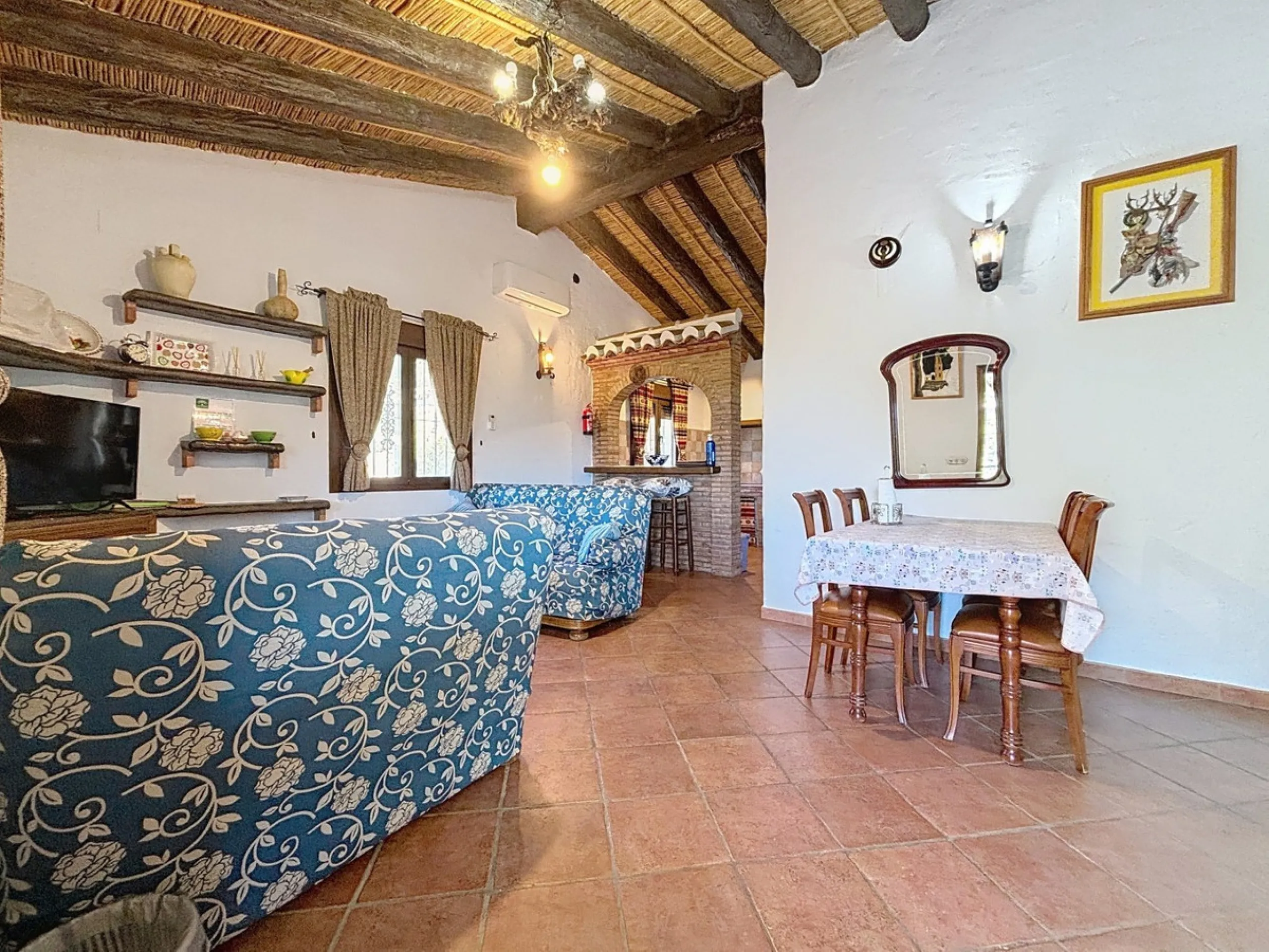 Nestled in the gentle hills below Cómpeta, with sweeping views of the surrounding mountains, this charming country house in traditional Andalusian style offers a peaceful retreat for nature lovers and those seeking tranquility. The single-storey house fea