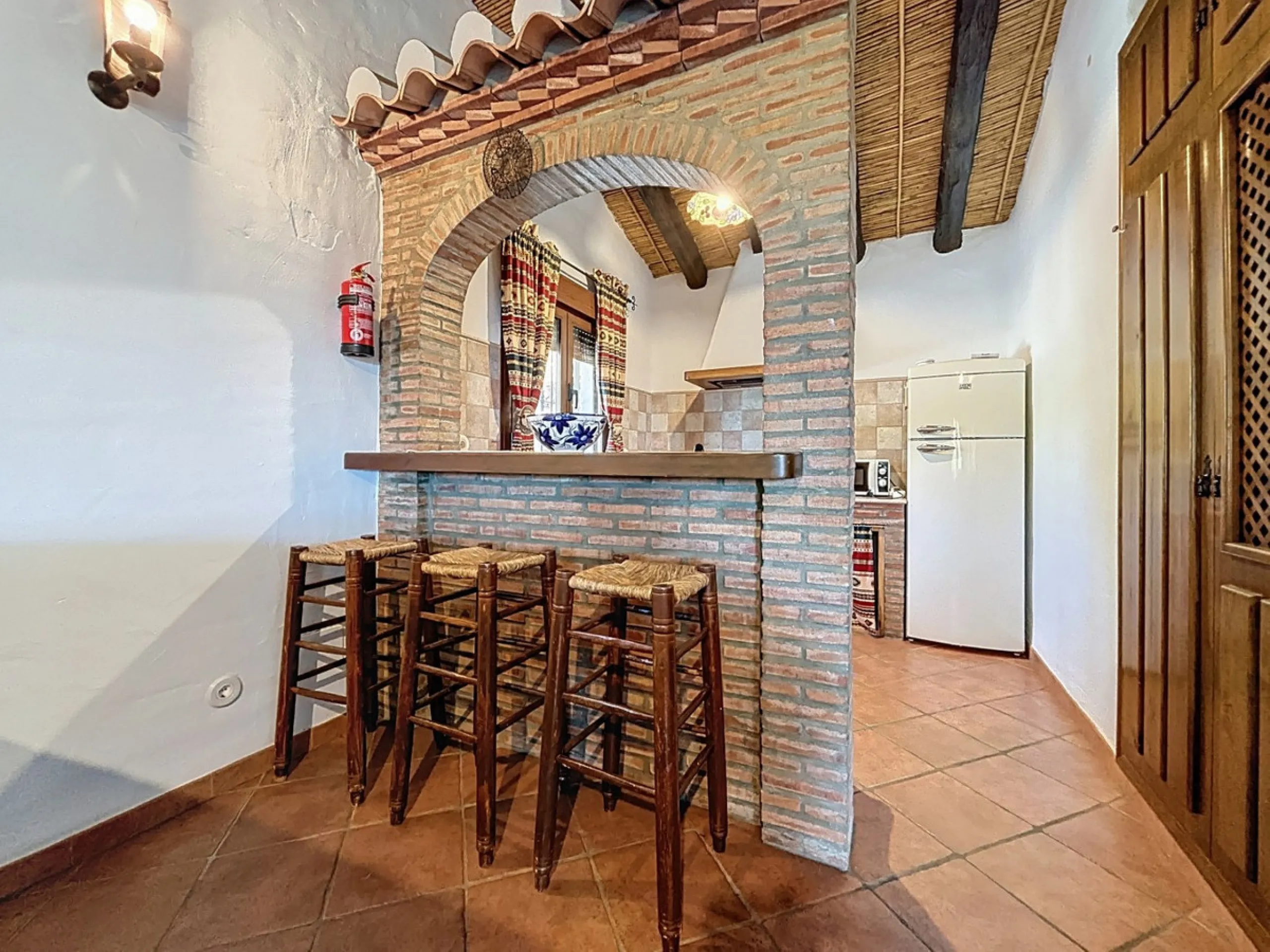 Nestled in the gentle hills below Cómpeta, with sweeping views of the surrounding mountains, this charming country house in traditional Andalusian style offers a peaceful retreat for nature lovers and those seeking tranquility. The single-storey house fea