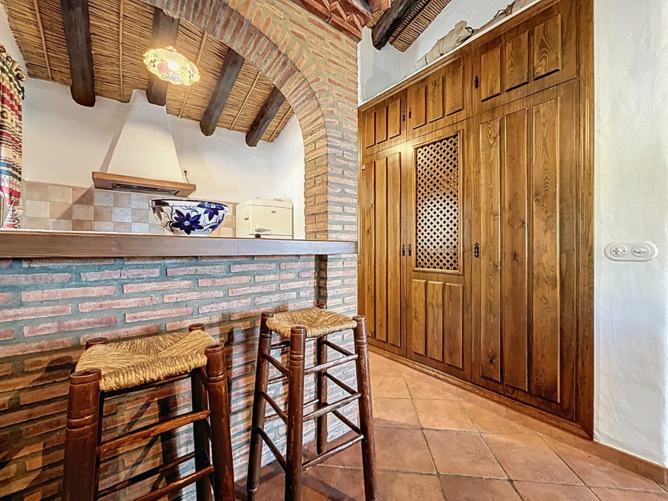 Nestled in the gentle hills below Cómpeta, with sweeping views of the surrounding mountains, this charming country house in traditional Andalusian style offers a peaceful retreat for nature lovers and those seeking tranquility. The single-storey house fea
