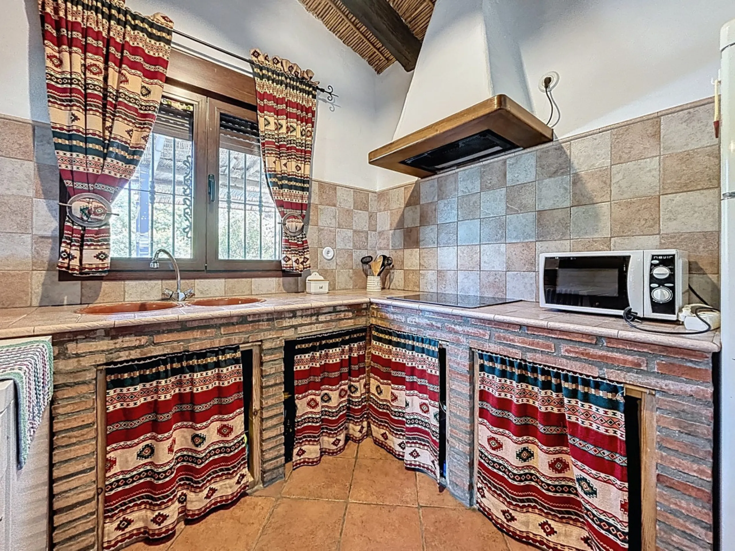 Nestled in the gentle hills below Cómpeta, with sweeping views of the surrounding mountains, this charming country house in traditional Andalusian style offers a peaceful retreat for nature lovers and those seeking tranquility. The single-storey house fea