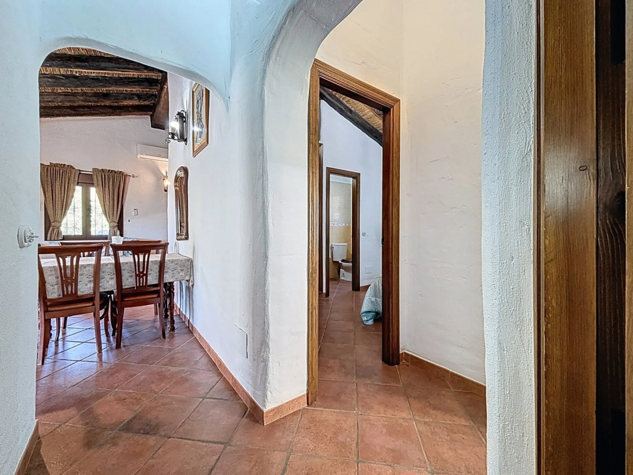 Nestled in the gentle hills below Cómpeta, with sweeping views of the surrounding mountains, this charming country house in traditional Andalusian style offers a peaceful retreat for nature lovers and those seeking tranquility. The single-storey house fea