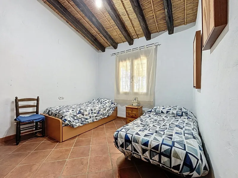 Nestled in the gentle hills below Cómpeta, with sweeping views of the surrounding mountains, this charming country house in traditional Andalusian style offers a peaceful retreat for nature lovers and those seeking tranquility. The single-storey house fea