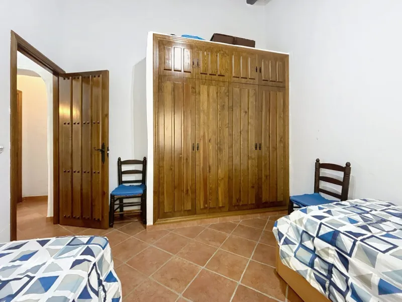 Nestled in the gentle hills below Cómpeta, with sweeping views of the surrounding mountains, this charming country house in traditional Andalusian style offers a peaceful retreat for nature lovers and those seeking tranquility. The single-storey house fea