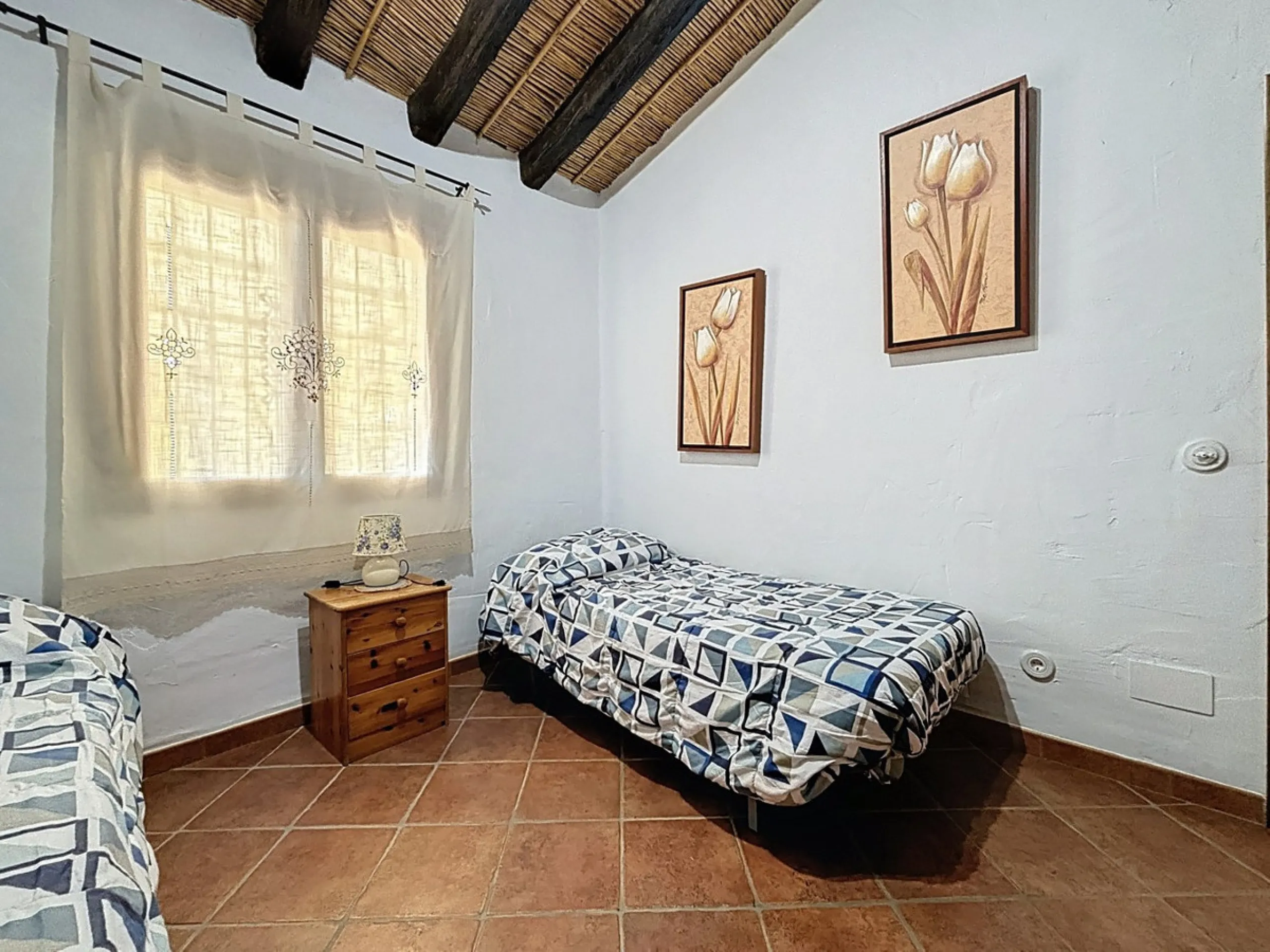 Nestled in the gentle hills below Cómpeta, with sweeping views of the surrounding mountains, this charming country house in traditional Andalusian style offers a peaceful retreat for nature lovers and those seeking tranquility. The single-storey house fea