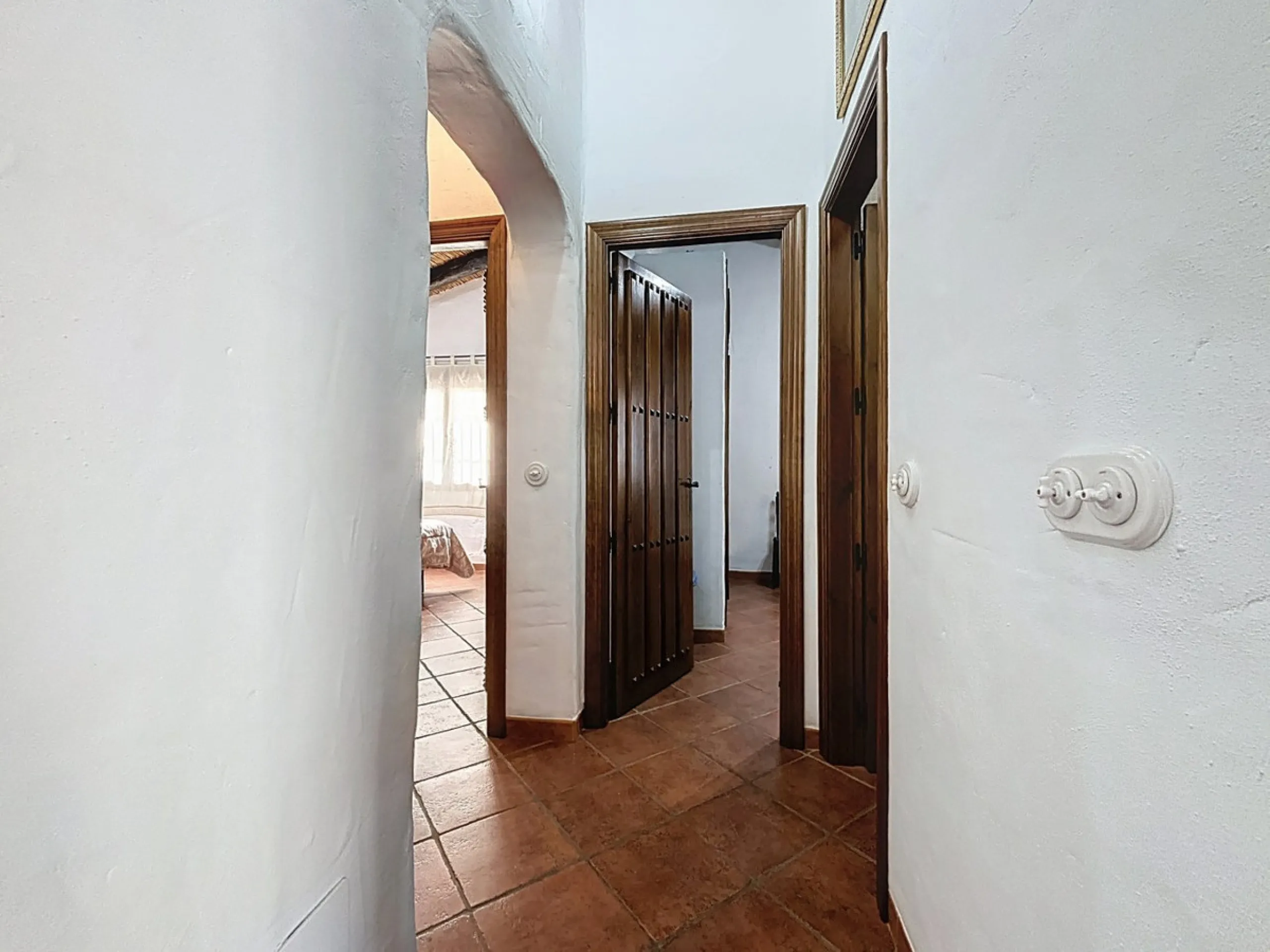 Nestled in the gentle hills below Cómpeta, with sweeping views of the surrounding mountains, this charming country house in traditional Andalusian style offers a peaceful retreat for nature lovers and those seeking tranquility. The single-storey house fea