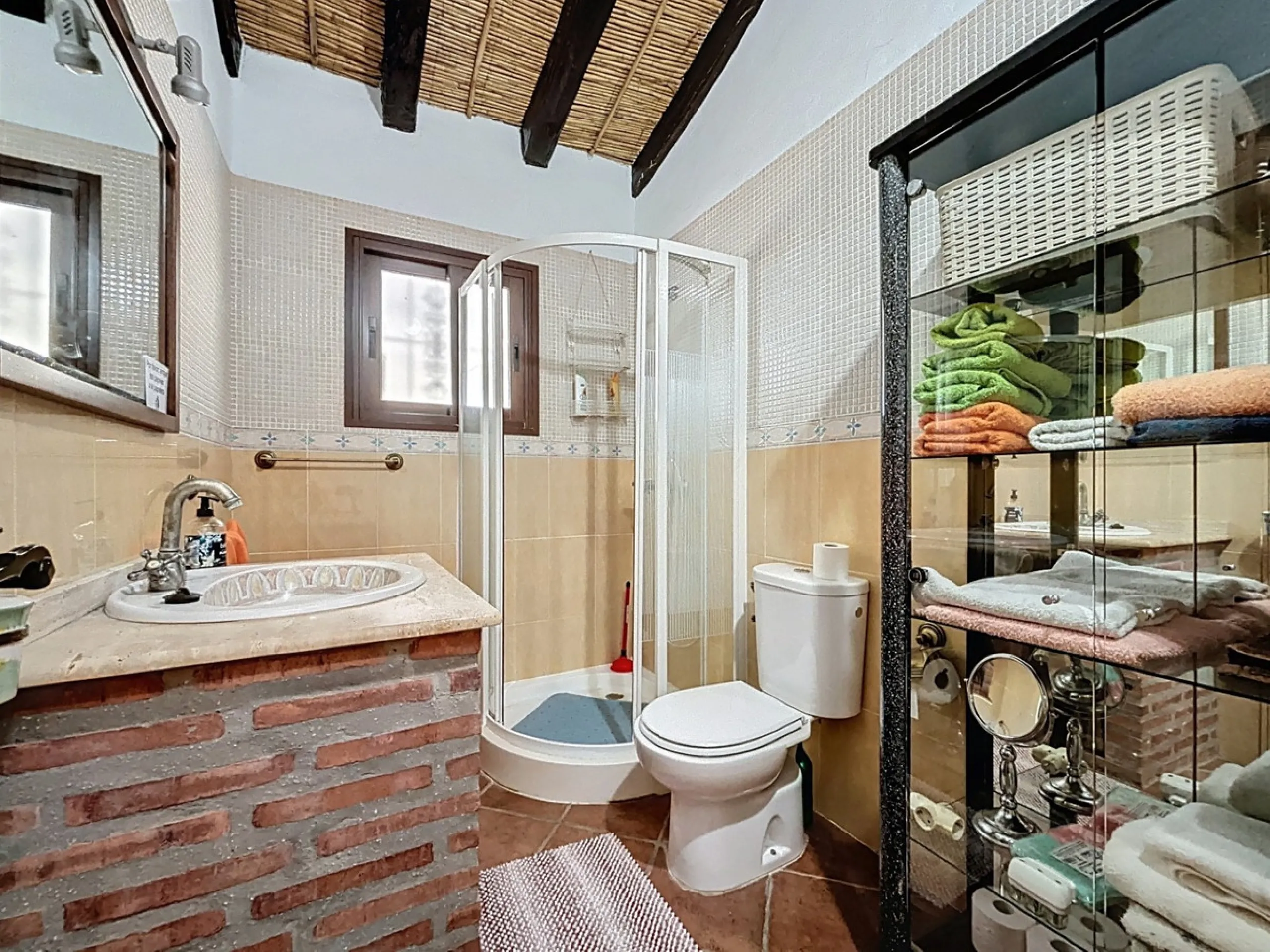 Nestled in the gentle hills below Cómpeta, with sweeping views of the surrounding mountains, this charming country house in traditional Andalusian style offers a peaceful retreat for nature lovers and those seeking tranquility. The single-storey house fea