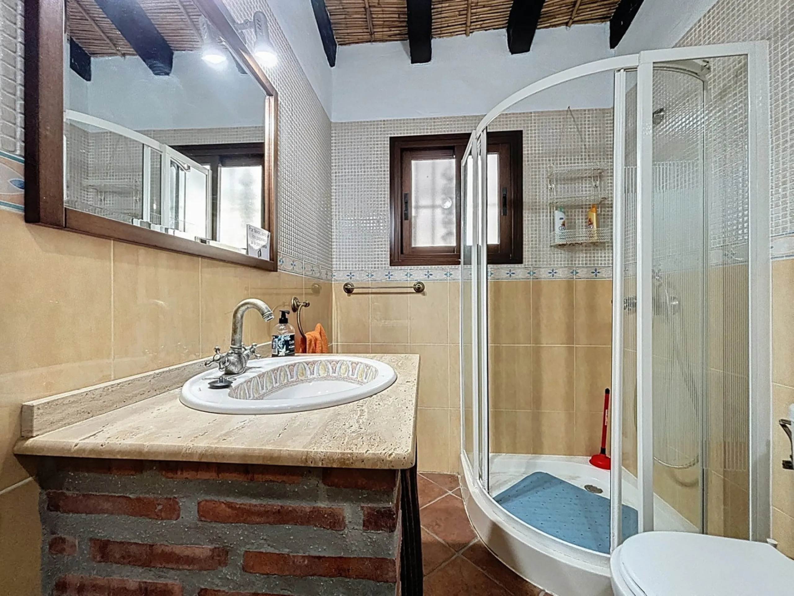 Nestled in the gentle hills below Cómpeta, with sweeping views of the surrounding mountains, this charming country house in traditional Andalusian style offers a peaceful retreat for nature lovers and those seeking tranquility. The single-storey house fea