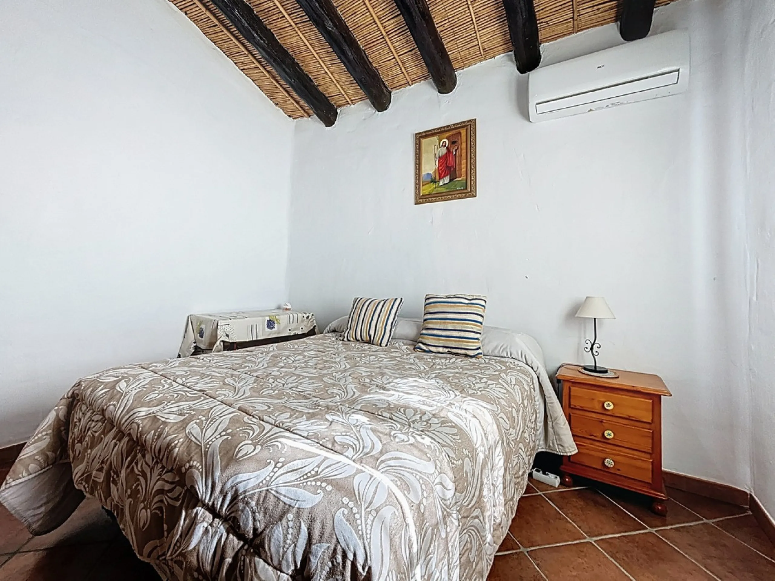 Nestled in the gentle hills below Cómpeta, with sweeping views of the surrounding mountains, this charming country house in traditional Andalusian style offers a peaceful retreat for nature lovers and those seeking tranquility. The single-storey house fea