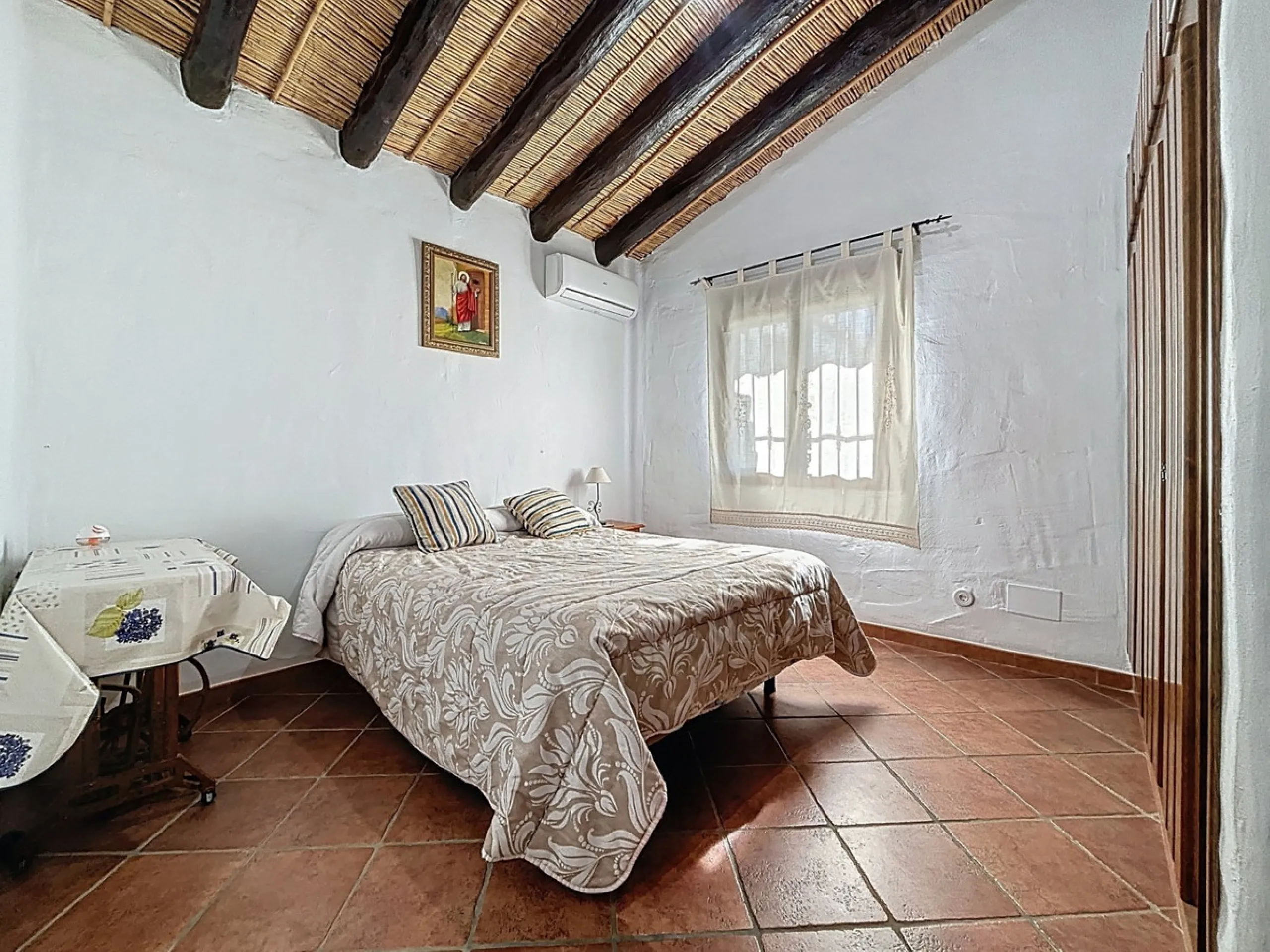 Nestled in the gentle hills below Cómpeta, with sweeping views of the surrounding mountains, this charming country house in traditional Andalusian style offers a peaceful retreat for nature lovers and those seeking tranquility. The single-storey house fea
