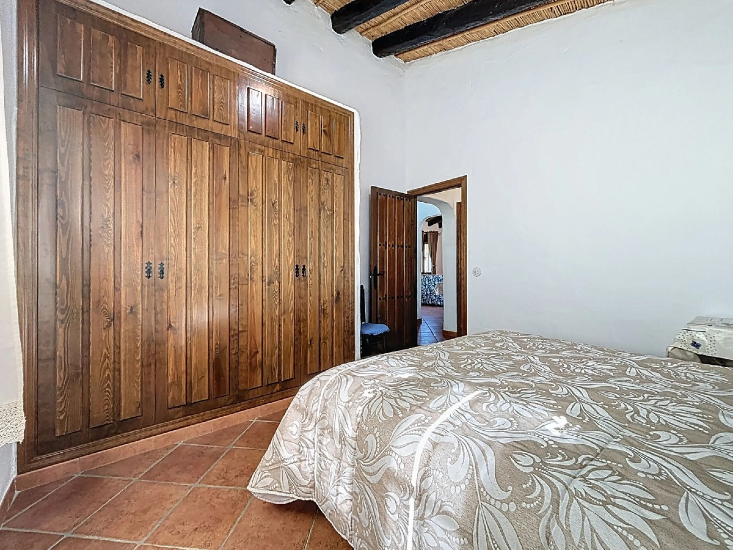 Nestled in the gentle hills below Cómpeta, with sweeping views of the surrounding mountains, this charming country house in traditional Andalusian style offers a peaceful retreat for nature lovers and those seeking tranquility. The single-storey house fea