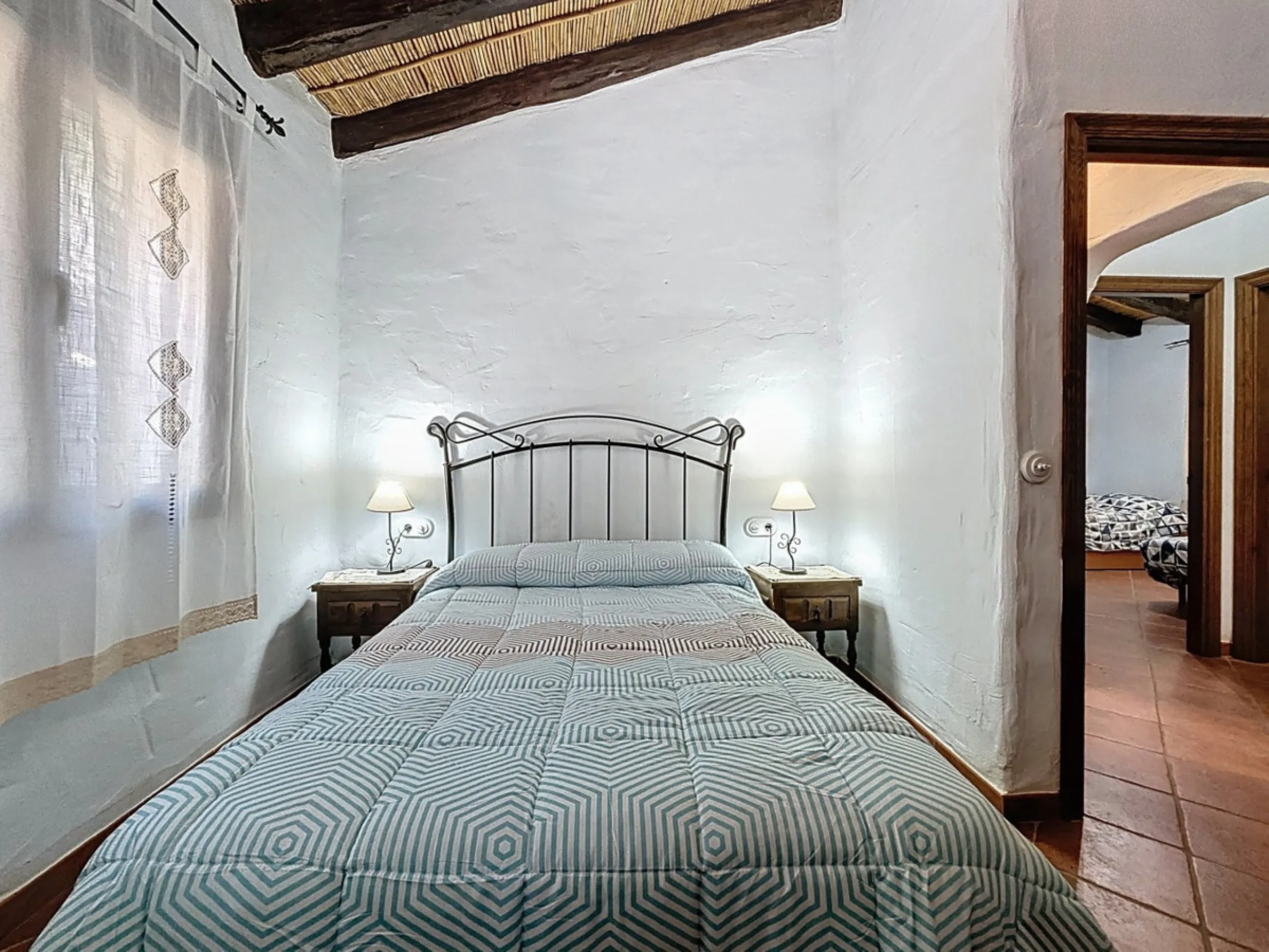 Nestled in the gentle hills below Cómpeta, with sweeping views of the surrounding mountains, this charming country house in traditional Andalusian style offers a peaceful retreat for nature lovers and those seeking tranquility. The single-storey house fea