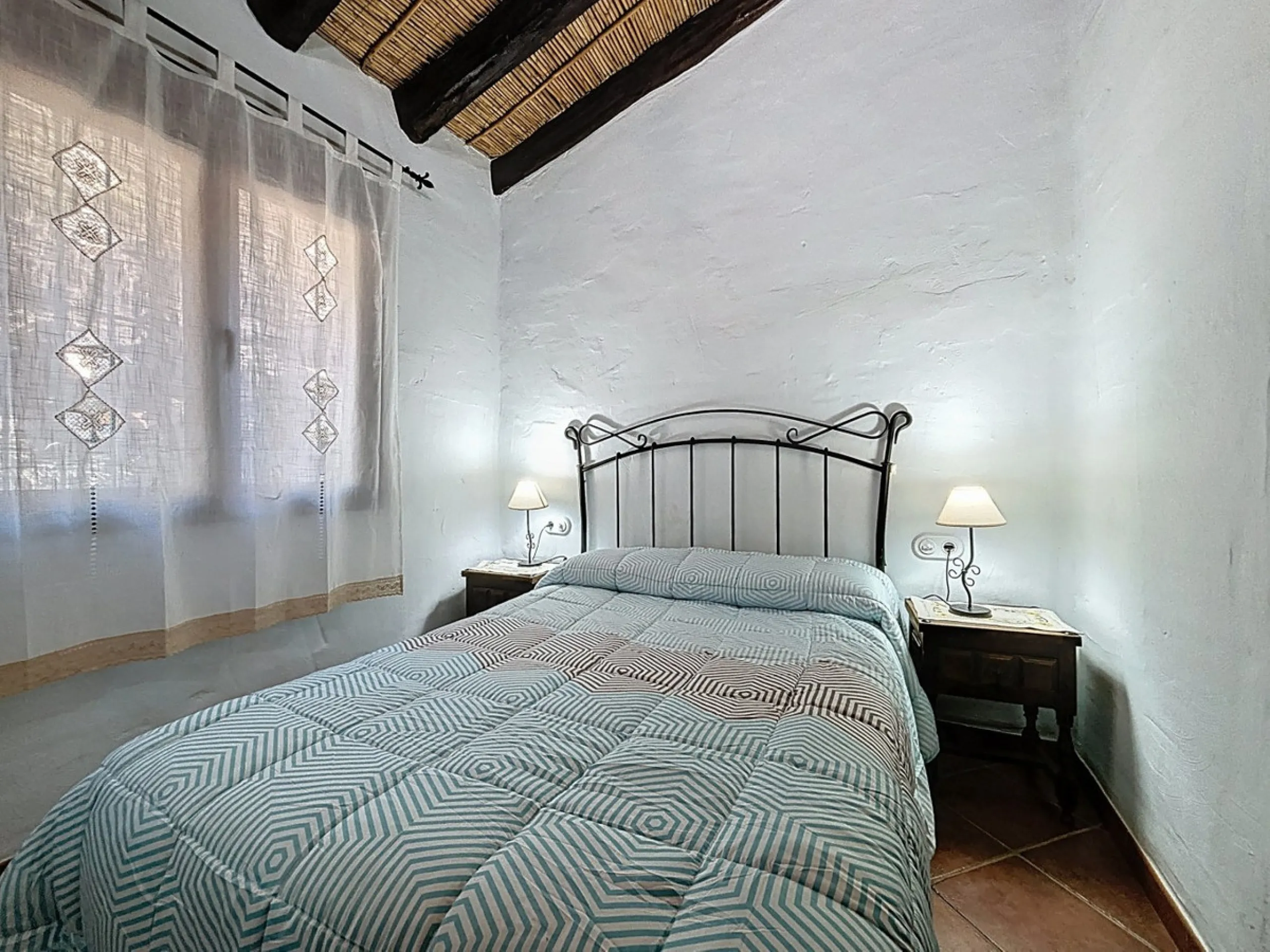 Nestled in the gentle hills below Cómpeta, with sweeping views of the surrounding mountains, this charming country house in traditional Andalusian style offers a peaceful retreat for nature lovers and those seeking tranquility. The single-storey house fea