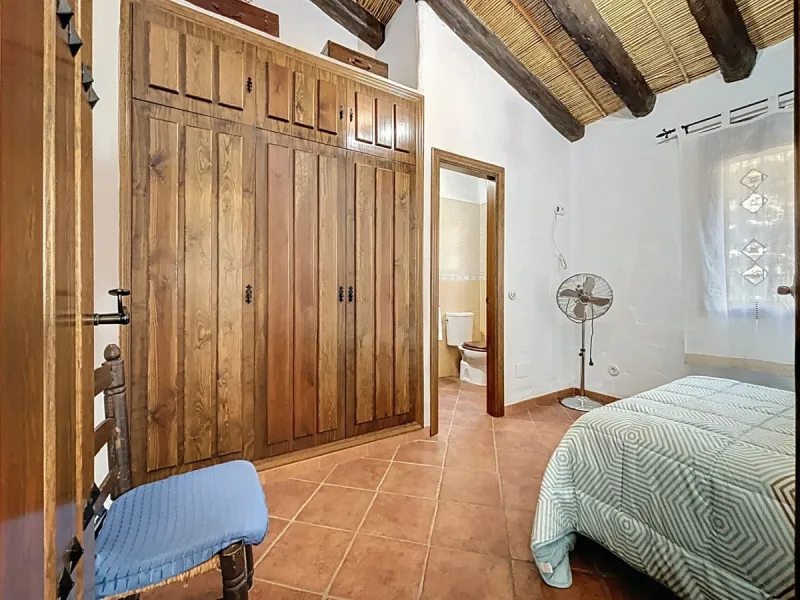Nestled in the gentle hills below Cómpeta, with sweeping views of the surrounding mountains, this charming country house in traditional Andalusian style offers a peaceful retreat for nature lovers and those seeking tranquility. The single-storey house fea