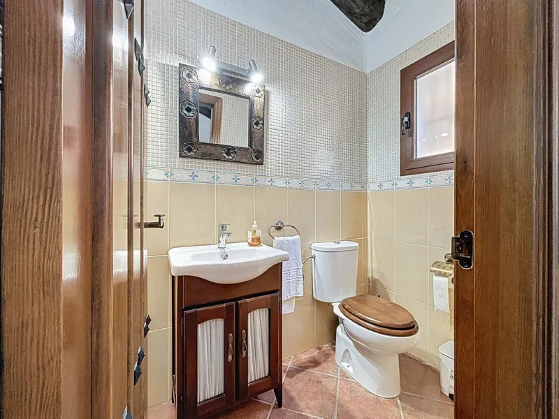Nestled in the gentle hills below Cómpeta, with sweeping views of the surrounding mountains, this charming country house in traditional Andalusian style offers a peaceful retreat for nature lovers and those seeking tranquility. The single-storey house fea