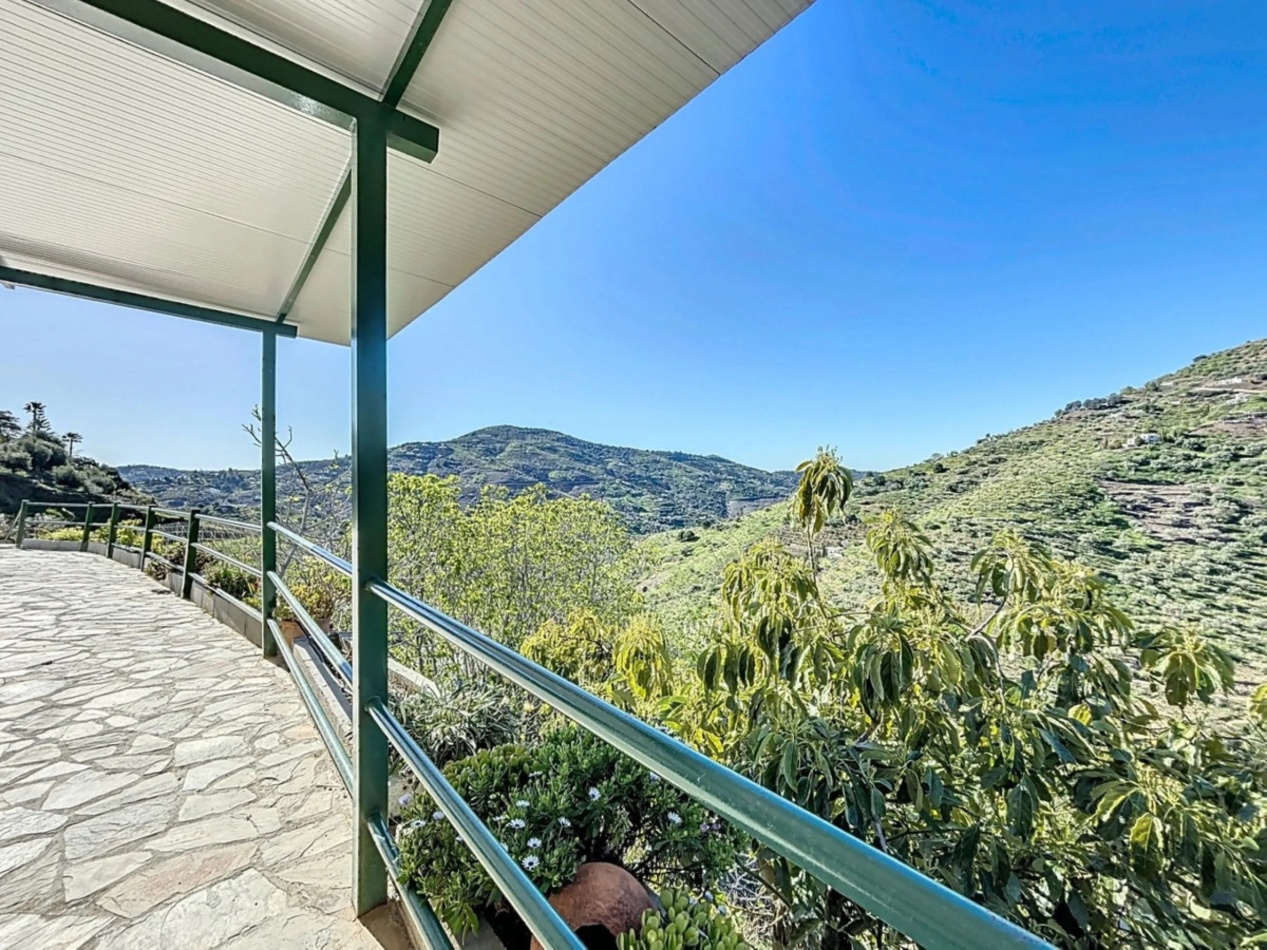 Nestled in the gentle hills below Cómpeta, with sweeping views of the surrounding mountains, this charming country house in traditional Andalusian style offers a peaceful retreat for nature lovers and those seeking tranquility. The single-storey house fea