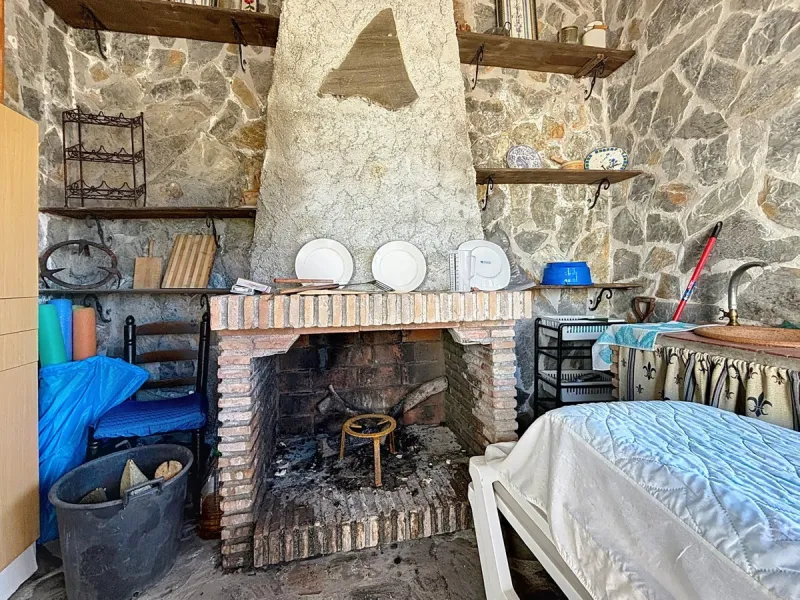 Nestled in the gentle hills below Cómpeta, with sweeping views of the surrounding mountains, this charming country house in traditional Andalusian style offers a peaceful retreat for nature lovers and those seeking tranquility. The single-storey house fea