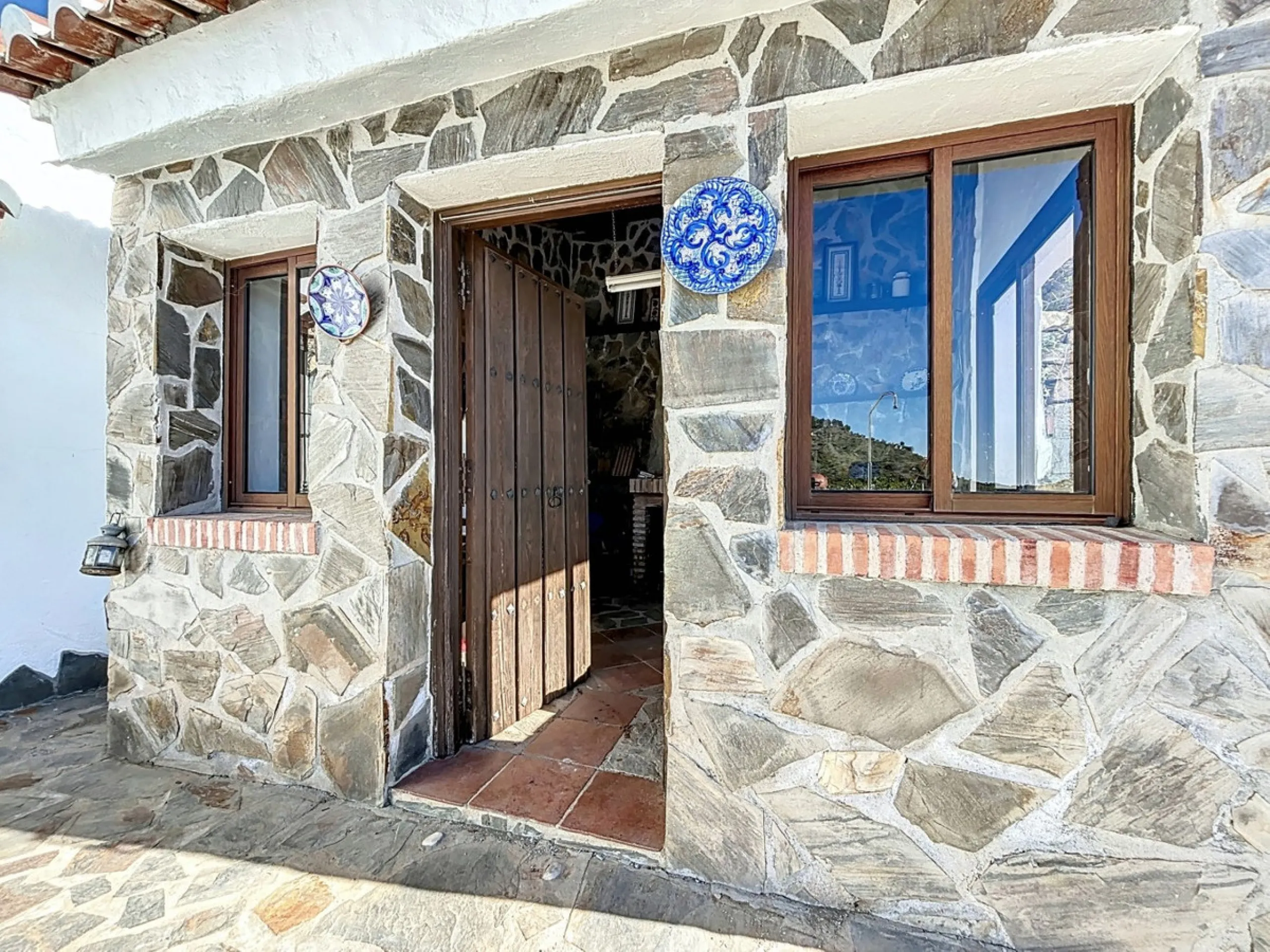 Nestled in the gentle hills below Cómpeta, with sweeping views of the surrounding mountains, this charming country house in traditional Andalusian style offers a peaceful retreat for nature lovers and those seeking tranquility. The single-storey house fea