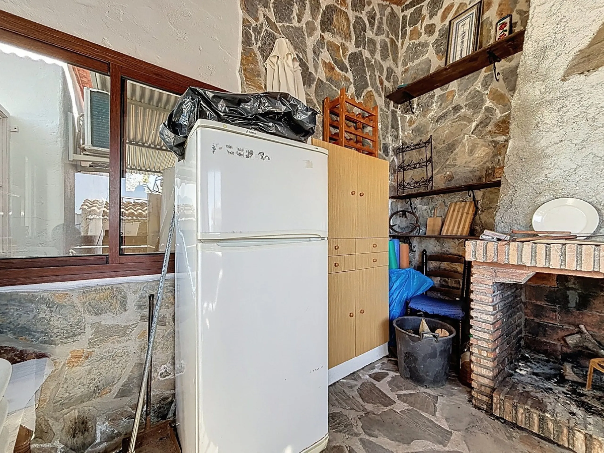 Nestled in the gentle hills below Cómpeta, with sweeping views of the surrounding mountains, this charming country house in traditional Andalusian style offers a peaceful retreat for nature lovers and those seeking tranquility. The single-storey house fea