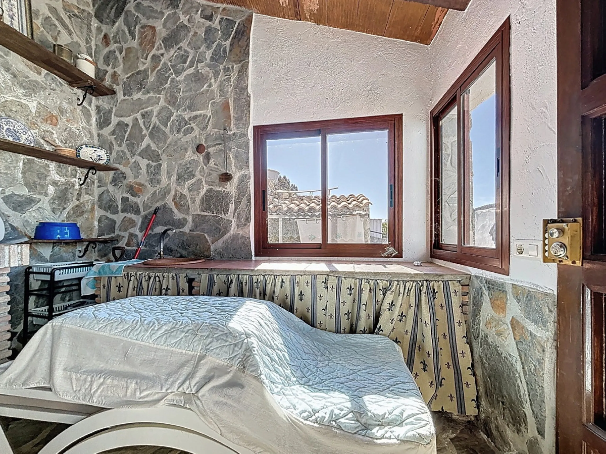 Nestled in the gentle hills below Cómpeta, with sweeping views of the surrounding mountains, this charming country house in traditional Andalusian style offers a peaceful retreat for nature lovers and those seeking tranquility. The single-storey house fea