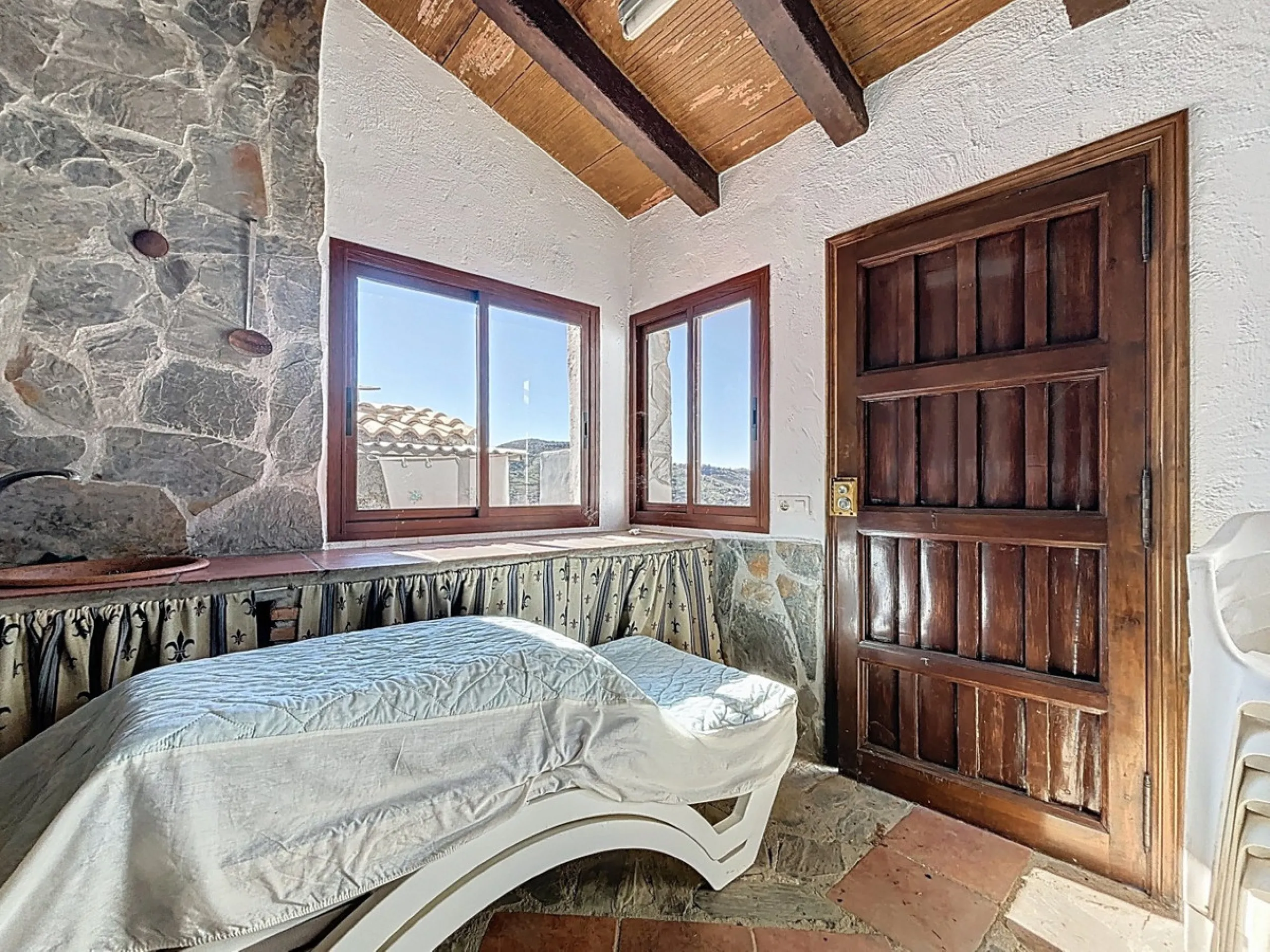 Nestled in the gentle hills below Cómpeta, with sweeping views of the surrounding mountains, this charming country house in traditional Andalusian style offers a peaceful retreat for nature lovers and those seeking tranquility. The single-storey house fea