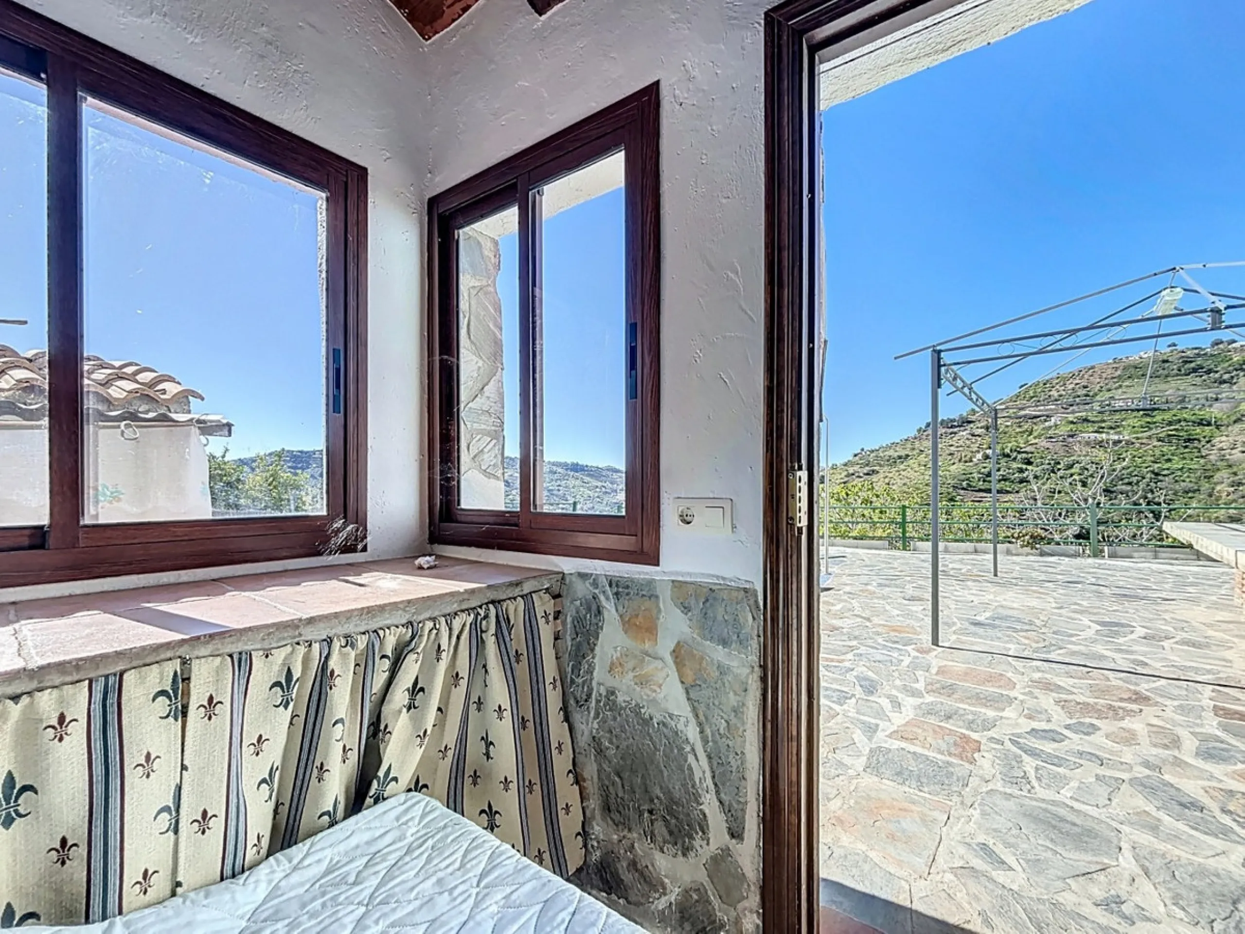 Nestled in the gentle hills below Cómpeta, with sweeping views of the surrounding mountains, this charming country house in traditional Andalusian style offers a peaceful retreat for nature lovers and those seeking tranquility. The single-storey house fea