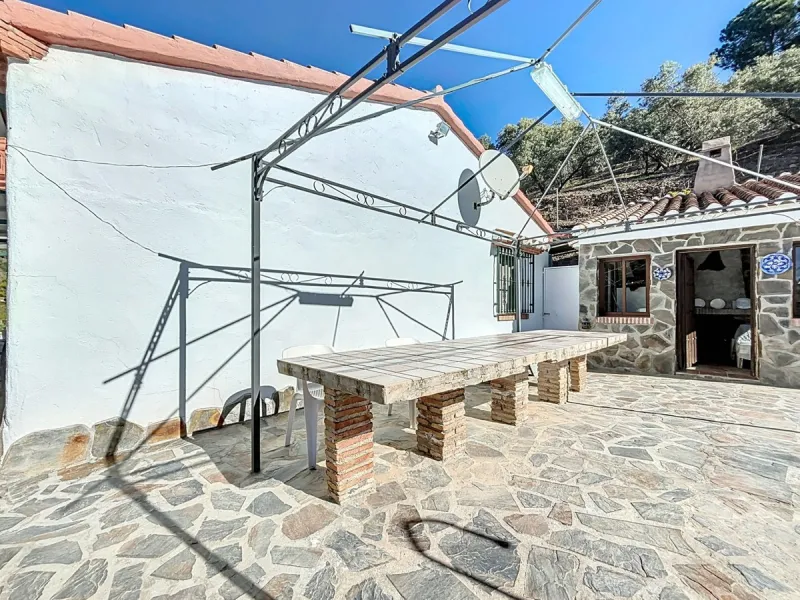 Nestled in the gentle hills below Cómpeta, with sweeping views of the surrounding mountains, this charming country house in traditional Andalusian style offers a peaceful retreat for nature lovers and those seeking tranquility. The single-storey house fea