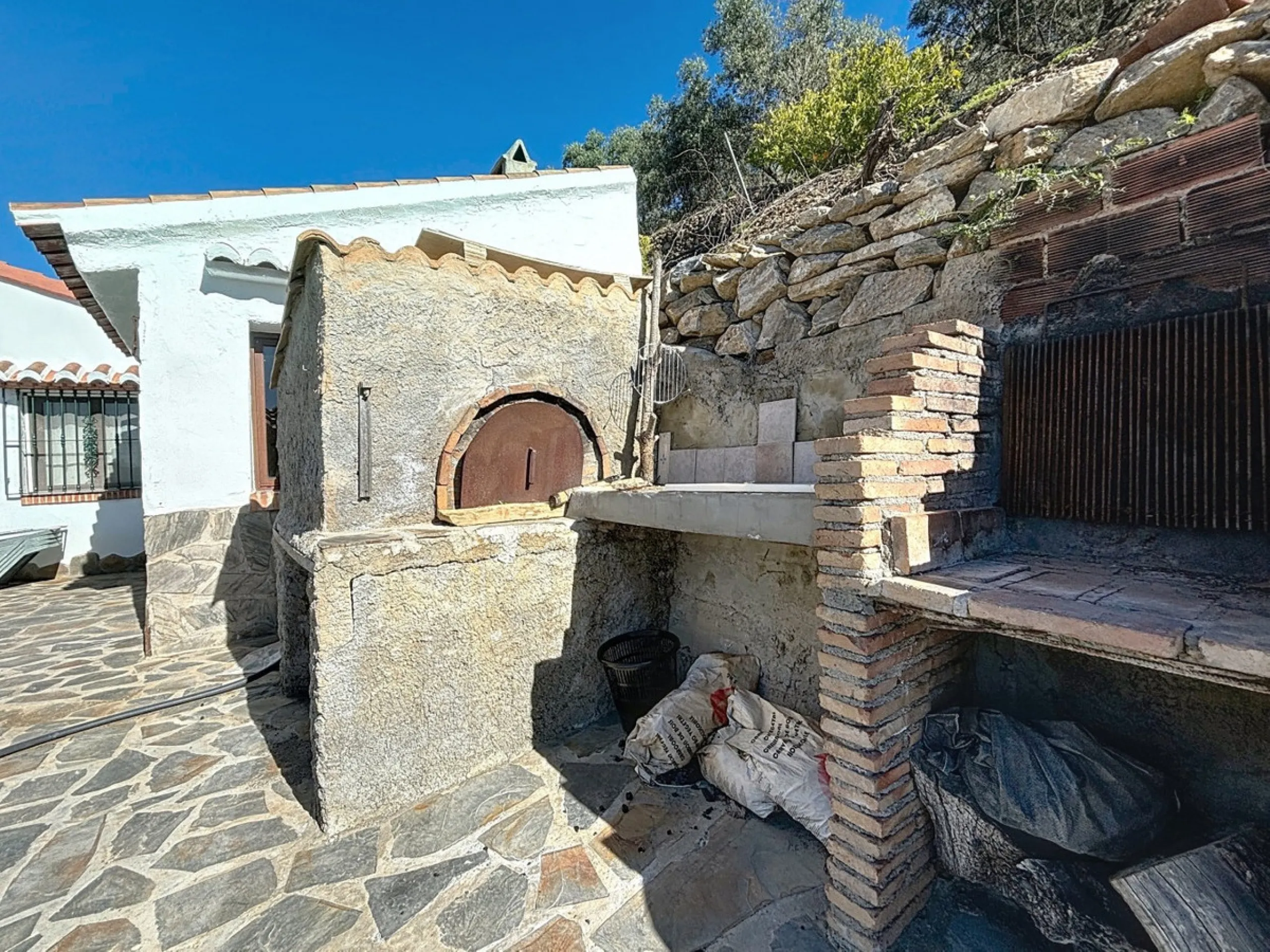 Nestled in the gentle hills below Cómpeta, with sweeping views of the surrounding mountains, this charming country house in traditional Andalusian style offers a peaceful retreat for nature lovers and those seeking tranquility. The single-storey house fea