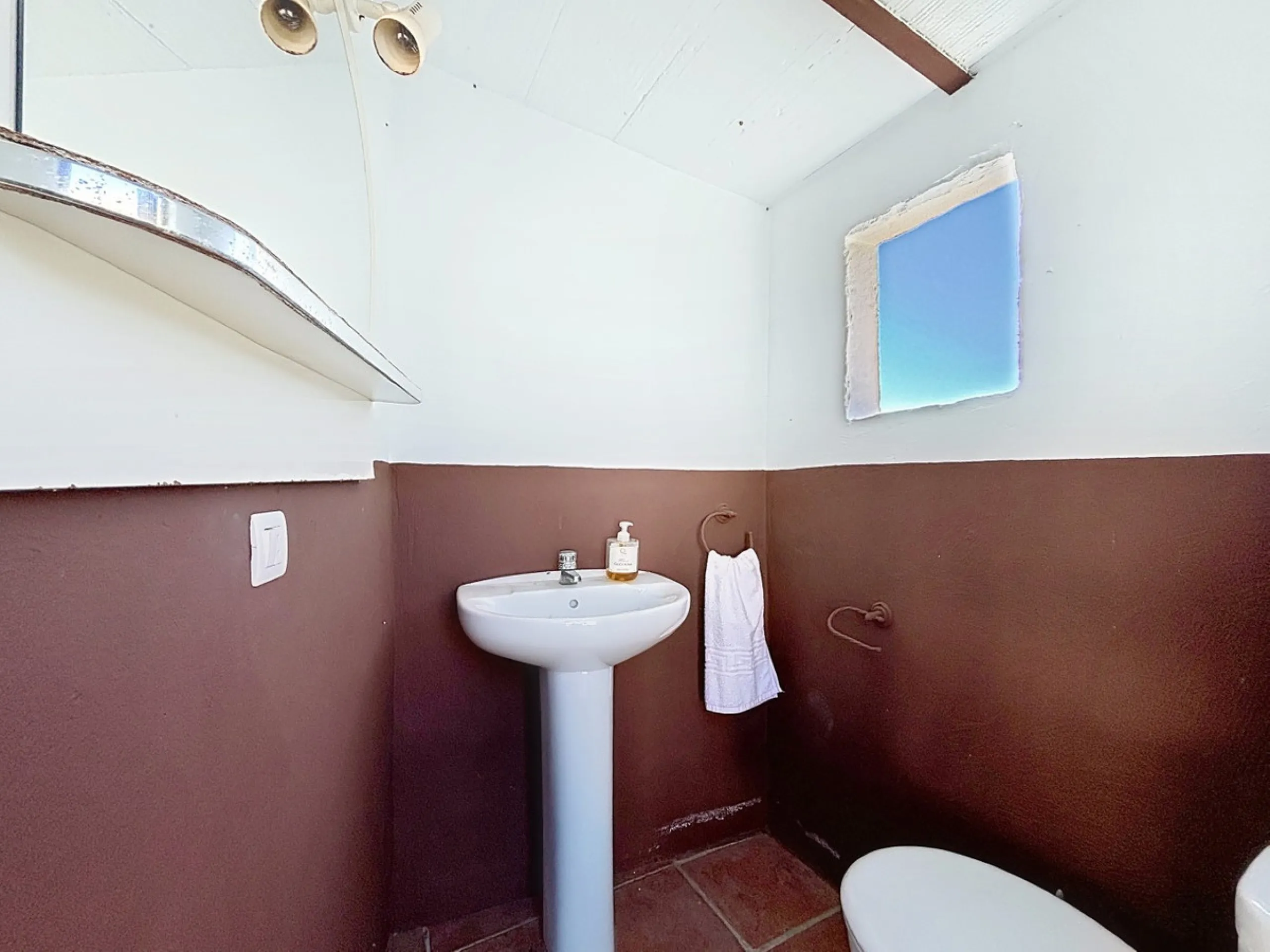 Nestled in the gentle hills below Cómpeta, with sweeping views of the surrounding mountains, this charming country house in traditional Andalusian style offers a peaceful retreat for nature lovers and those seeking tranquility. The single-storey house fea