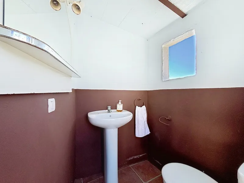 Nestled in the gentle hills below Cómpeta, with sweeping views of the surrounding mountains, this charming country house in traditional Andalusian style offers a peaceful retreat for nature lovers and those seeking tranquility. The single-storey house fea