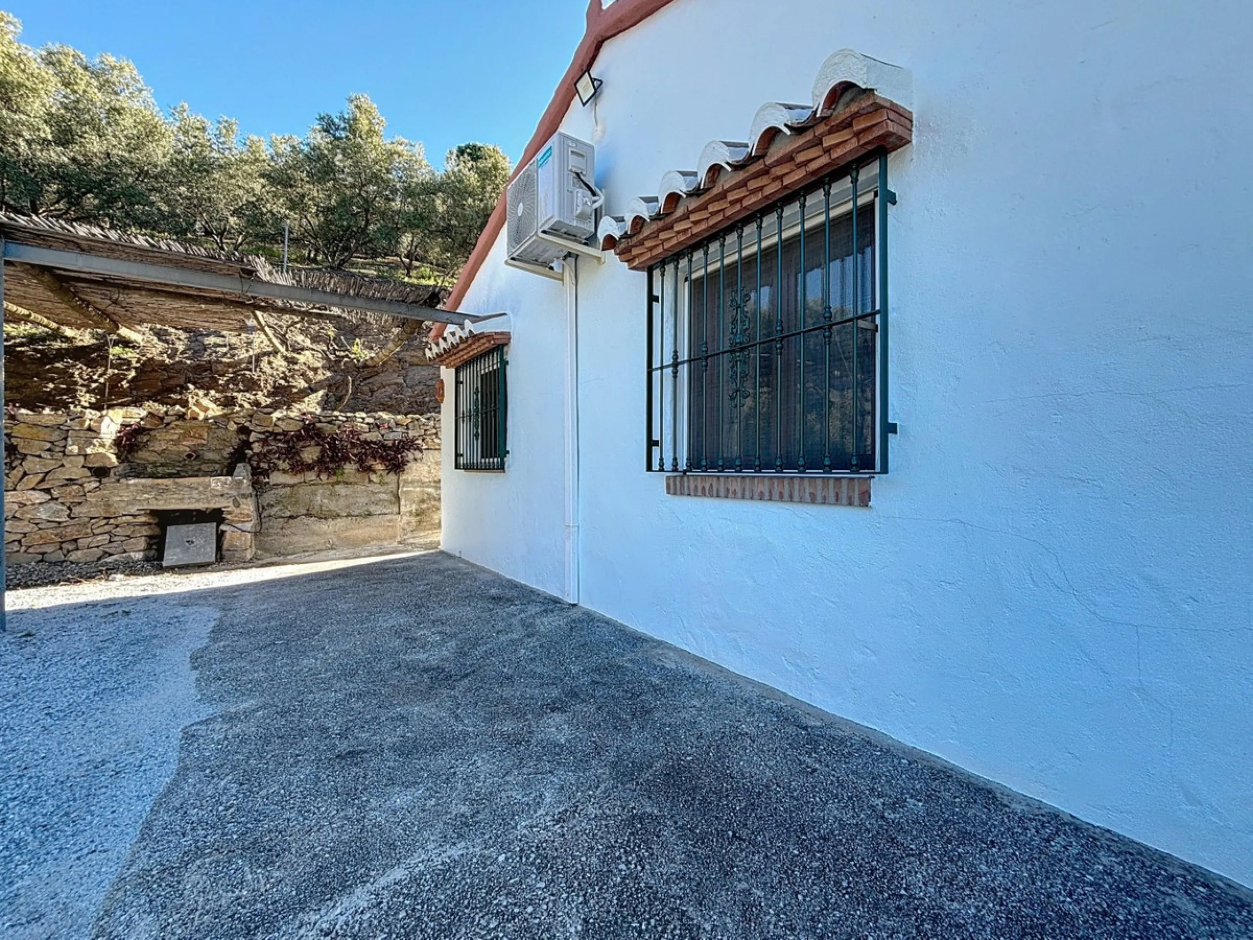 Nestled in the gentle hills below Cómpeta, with sweeping views of the surrounding mountains, this charming country house in traditional Andalusian style offers a peaceful retreat for nature lovers and those seeking tranquility. The single-storey house fea