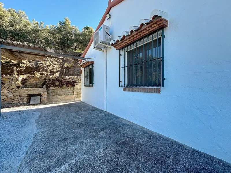 Nestled in the gentle hills below Cómpeta, with sweeping views of the surrounding mountains, this charming country house in traditional Andalusian style offers a peaceful retreat for nature lovers and those seeking tranquility. The single-storey house fea