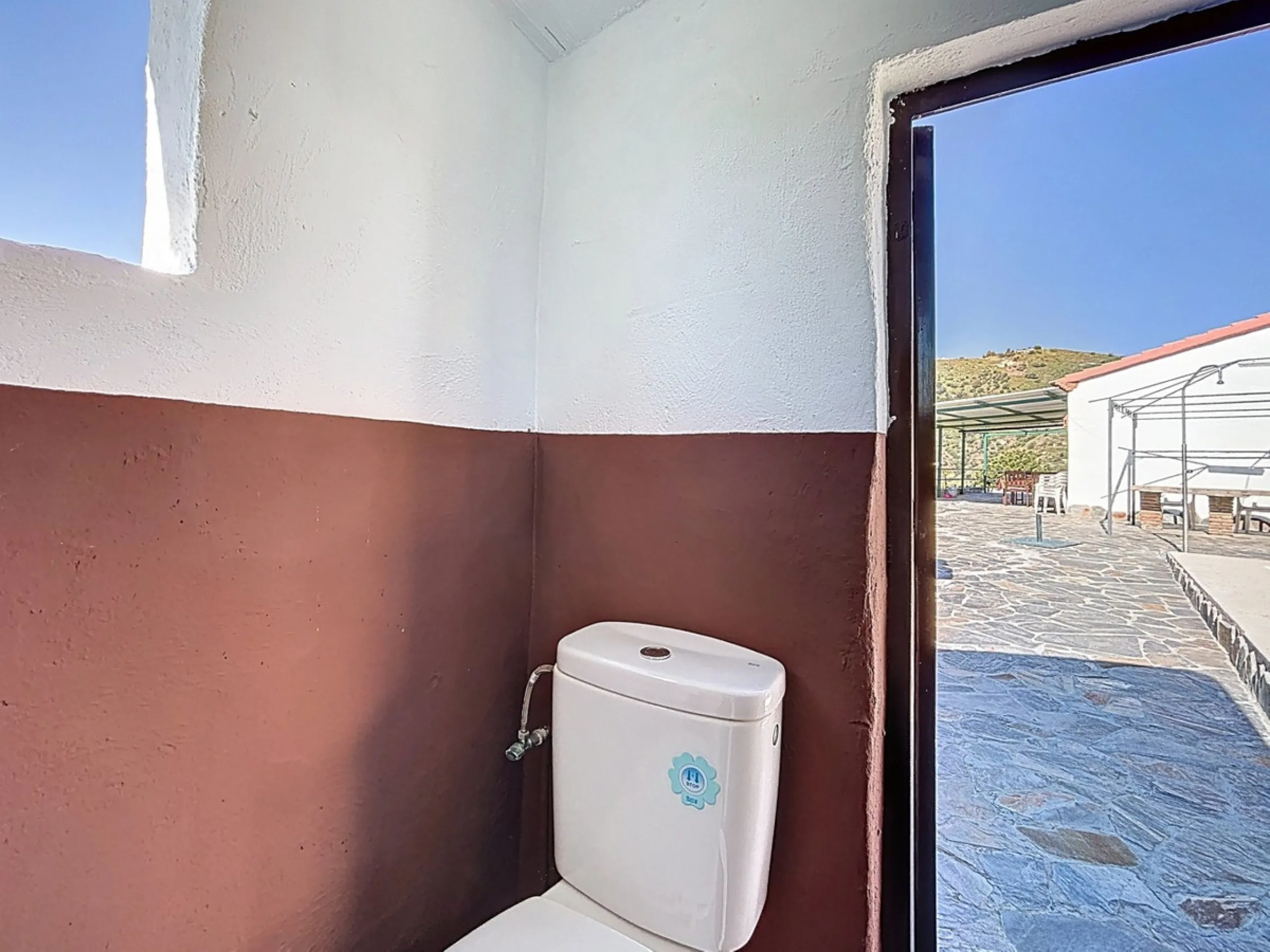Nestled in the gentle hills below Cómpeta, with sweeping views of the surrounding mountains, this charming country house in traditional Andalusian style offers a peaceful retreat for nature lovers and those seeking tranquility. The single-storey house fea