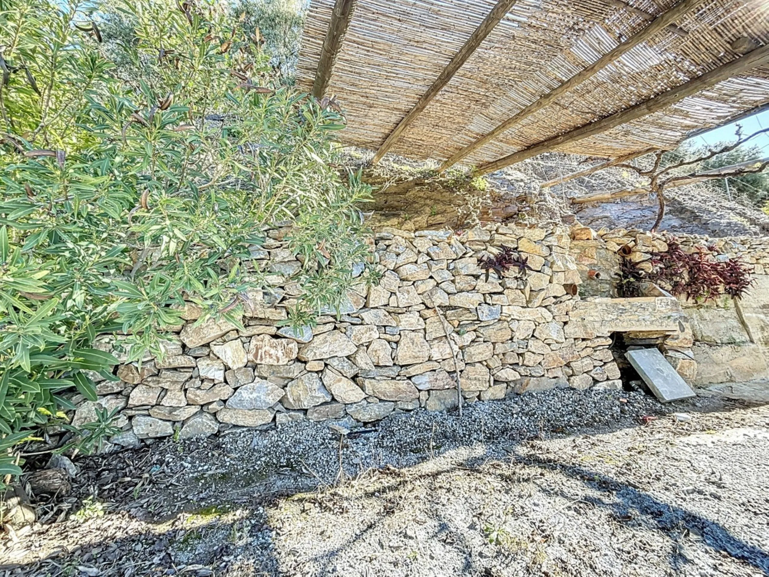 Nestled in the gentle hills below Cómpeta, with sweeping views of the surrounding mountains, this charming country house in traditional Andalusian style offers a peaceful retreat for nature lovers and those seeking tranquility. The single-storey house fea