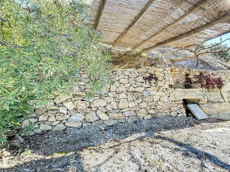 Nestled in the gentle hills below Cómpeta, with sweeping views of the surrounding mountains, this charming country house in traditional Andalusian style offers a peaceful retreat for nature lovers and those seeking tranquility. The single-storey house fea