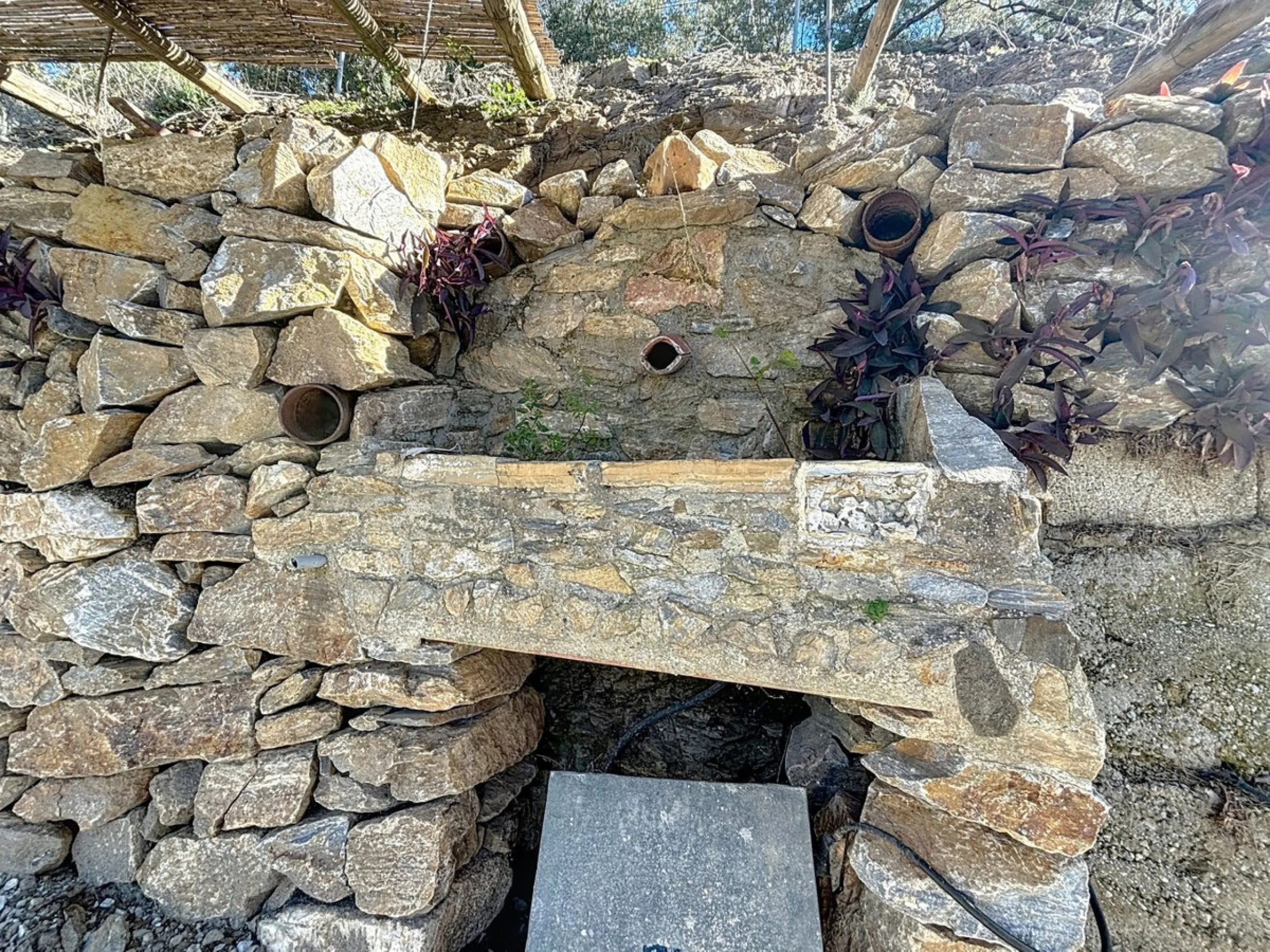 Nestled in the gentle hills below Cómpeta, with sweeping views of the surrounding mountains, this charming country house in traditional Andalusian style offers a peaceful retreat for nature lovers and those seeking tranquility. The single-storey house fea