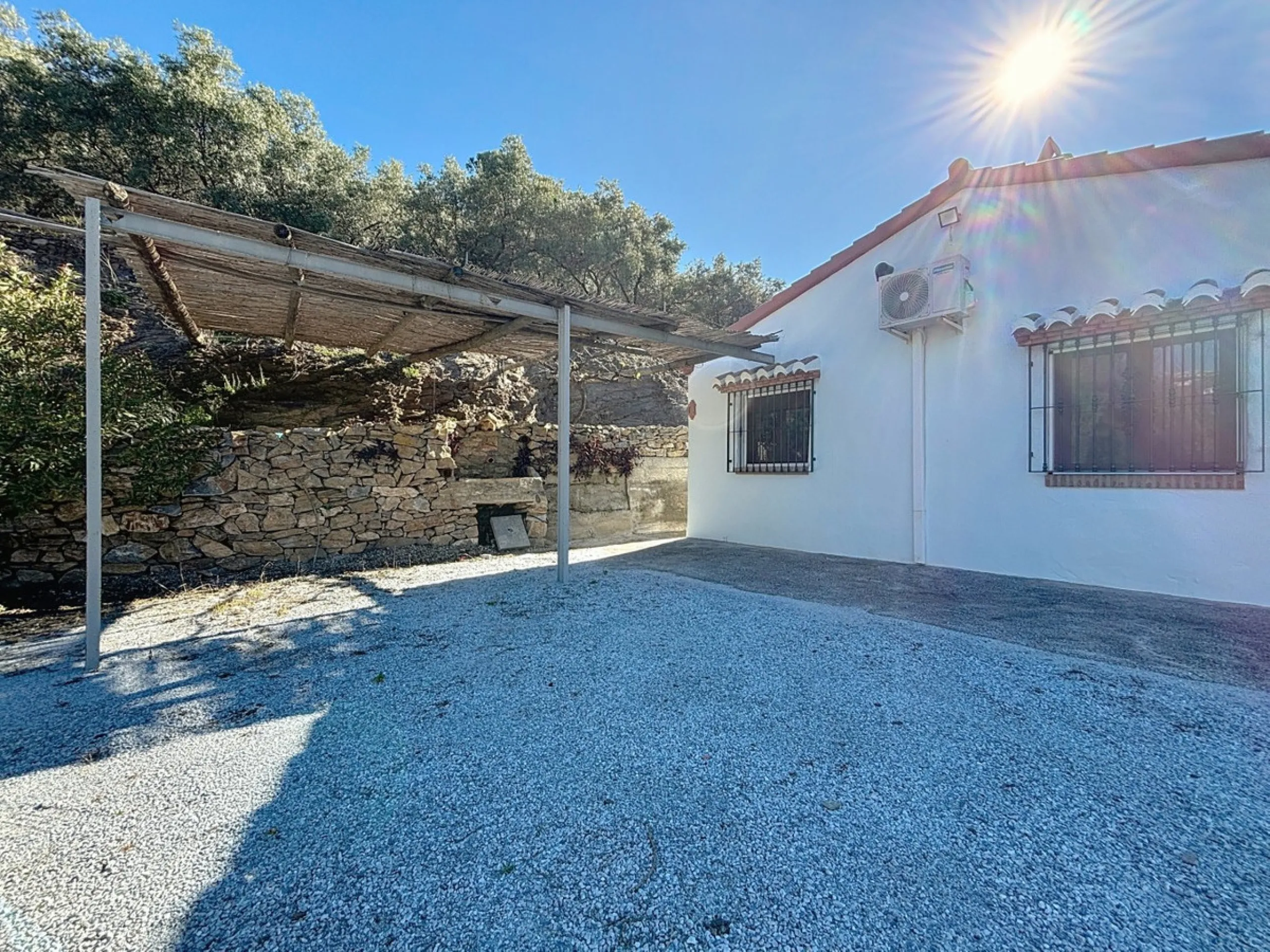 Nestled in the gentle hills below Cómpeta, with sweeping views of the surrounding mountains, this charming country house in traditional Andalusian style offers a peaceful retreat for nature lovers and those seeking tranquility. The single-storey house fea