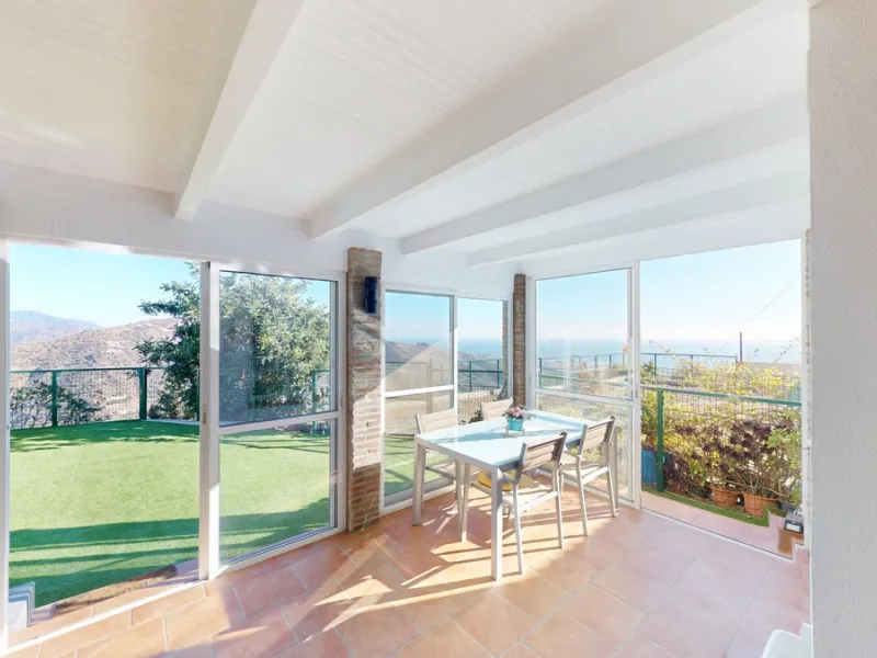Dream House near Arenas with Sea View and Endless Possibilities! Welcome to your new home nestled in the picturesque surroundings of Arenas. This unique property is divided into three residential units, offering you a lifestyle of extraordinary comfort. U