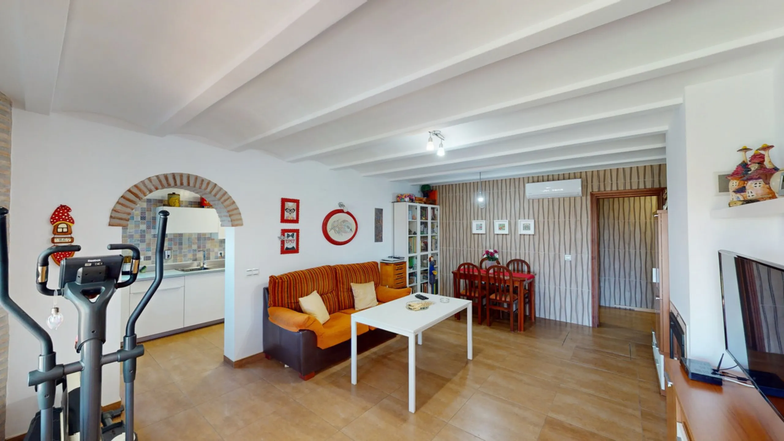 Dream House near Arenas with Sea View and Endless Possibilities! Welcome to your new home nestled in the picturesque surroundings of Arenas. This unique property is divided into three residential units, offering you a lifestyle of extraordinary comfort. U