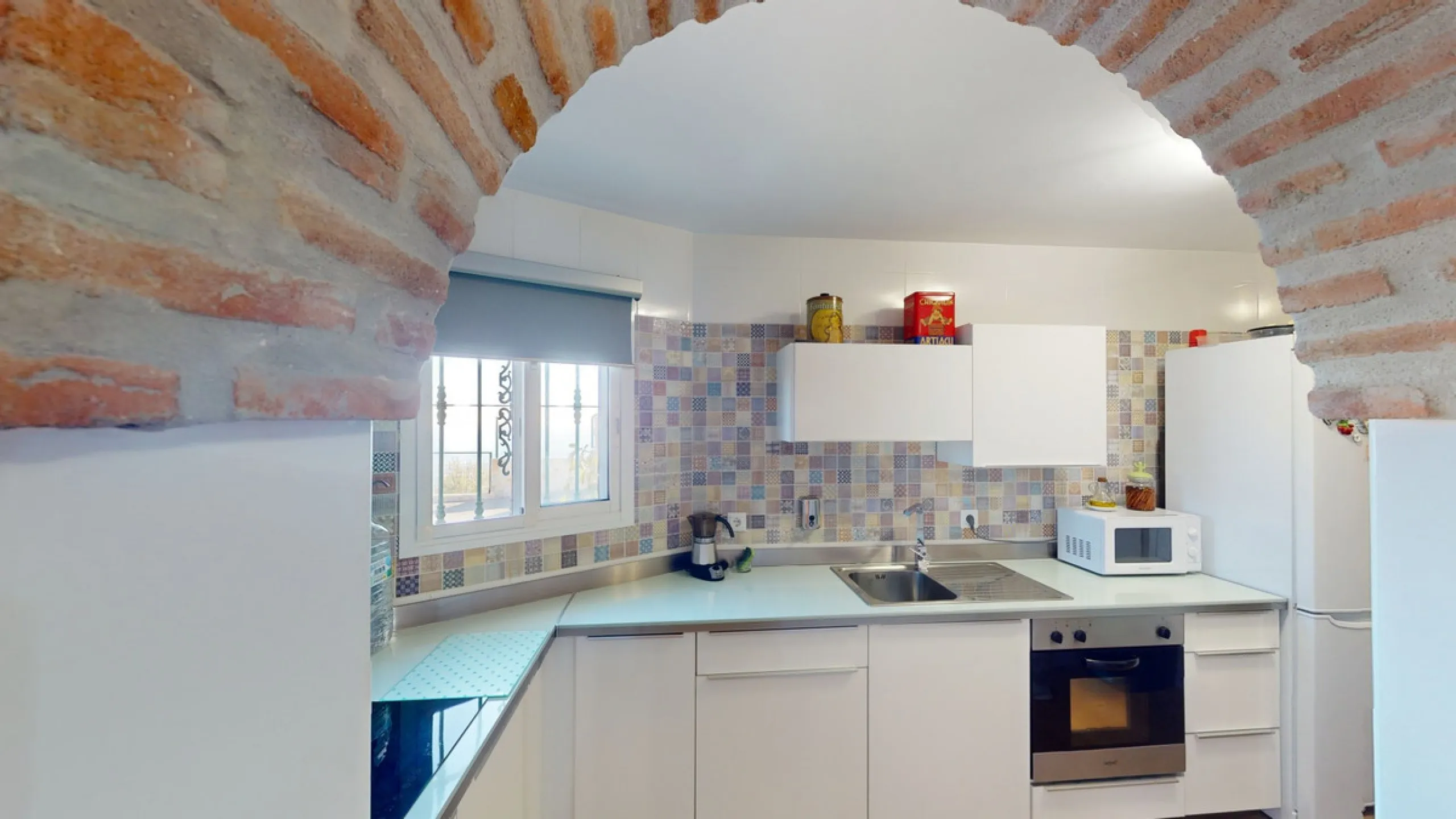 Dream House near Arenas with Sea View and Endless Possibilities! Welcome to your new home nestled in the picturesque surroundings of Arenas. This unique property is divided into three residential units, offering you a lifestyle of extraordinary comfort. U