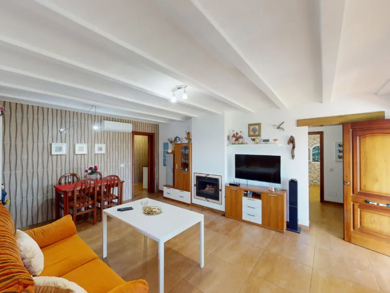 Dream House near Arenas with Sea View and Endless Possibilities! Welcome to your new home nestled in the picturesque surroundings of Arenas. This unique property is divided into three residential units, offering you a lifestyle of extraordinary comfort. U