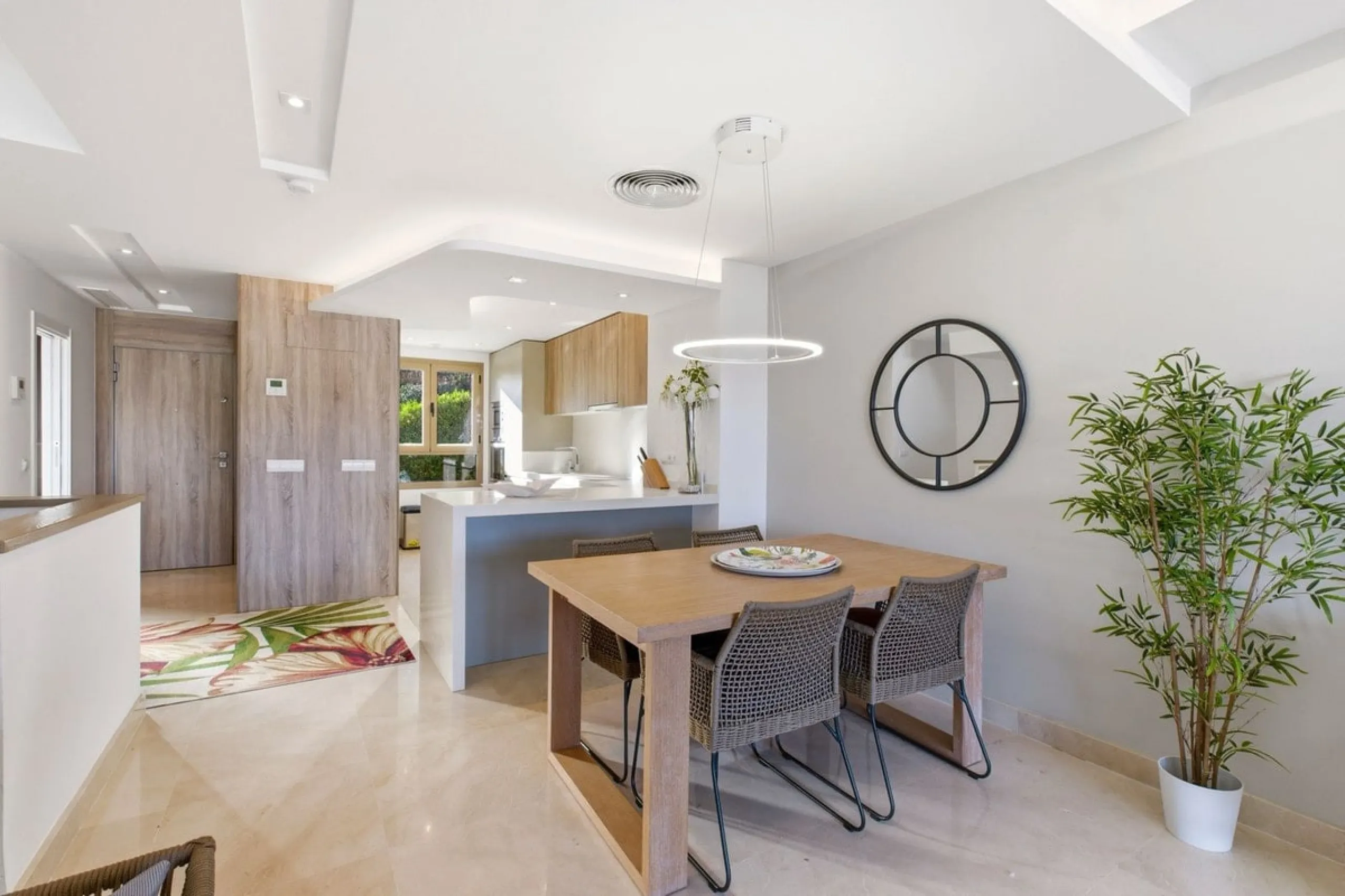 Dieses stilvolle Reihenhaus vereint Wohnraum, Natürlichkeit und modernes Design zu einem komfortablen Zuhause – ideal für den dauerhaften Wohnsitz oder als Ferienwohnung. Marmorböden und ein warmes, zeitgenössisches Ambiente zeichnen es aus